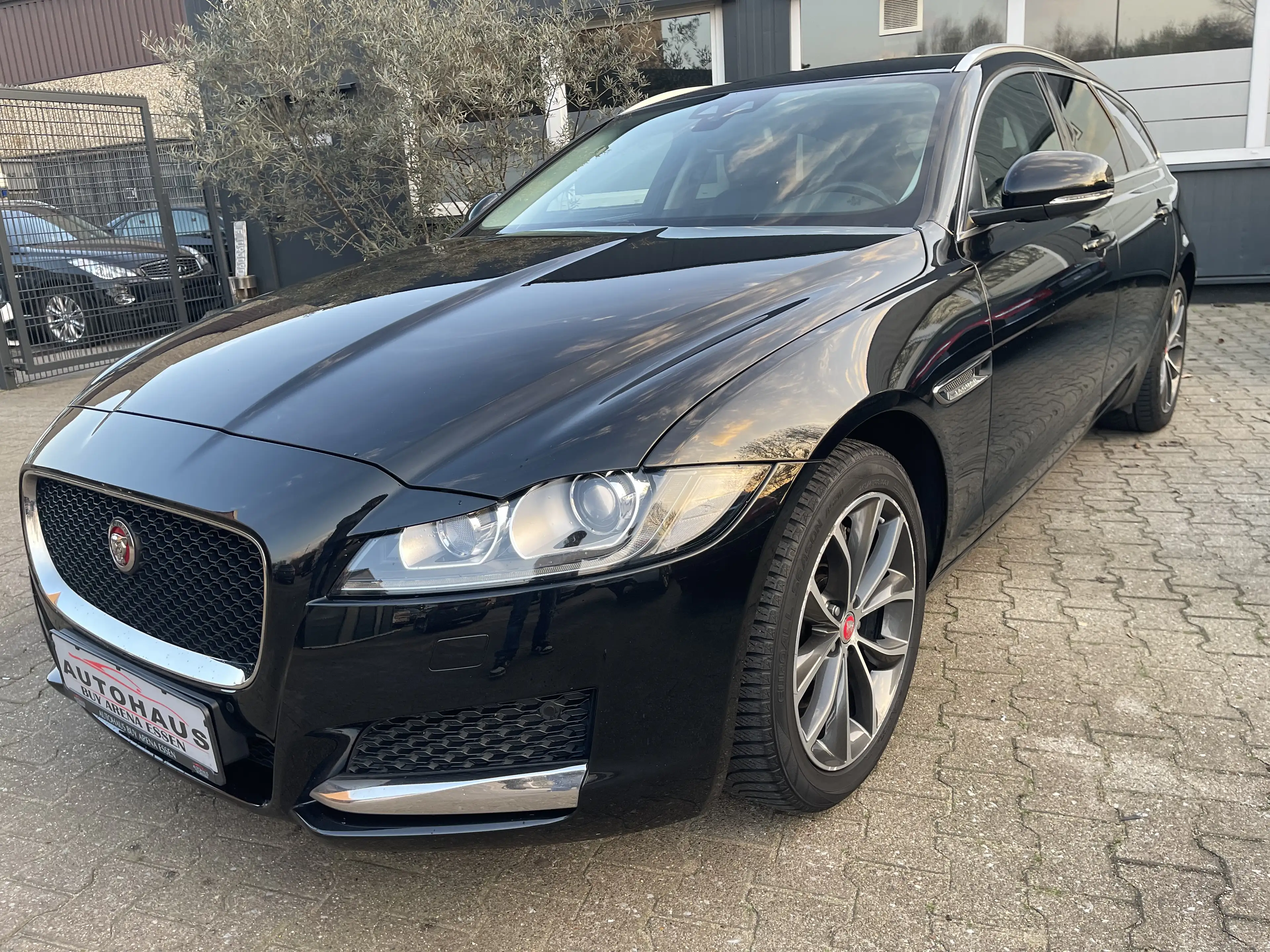 Jaguar XF Sportbrake 20d Automatik Voll Schwarz 2Hand Euro 6 — photo 5