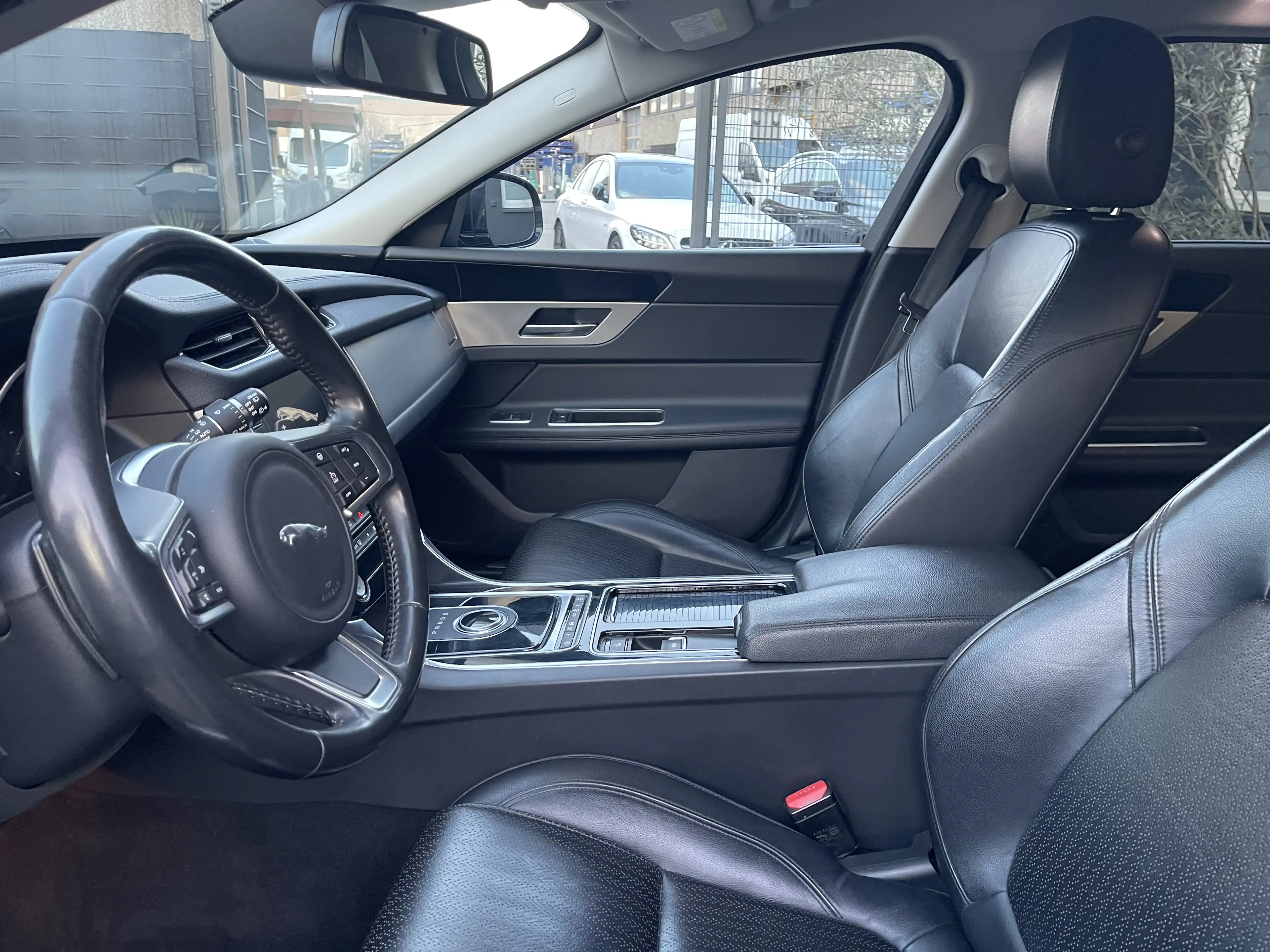 Jaguar XF Sportbrake 20d Automatik Voll Schwarz 2Hand Euro 6 — photo 13