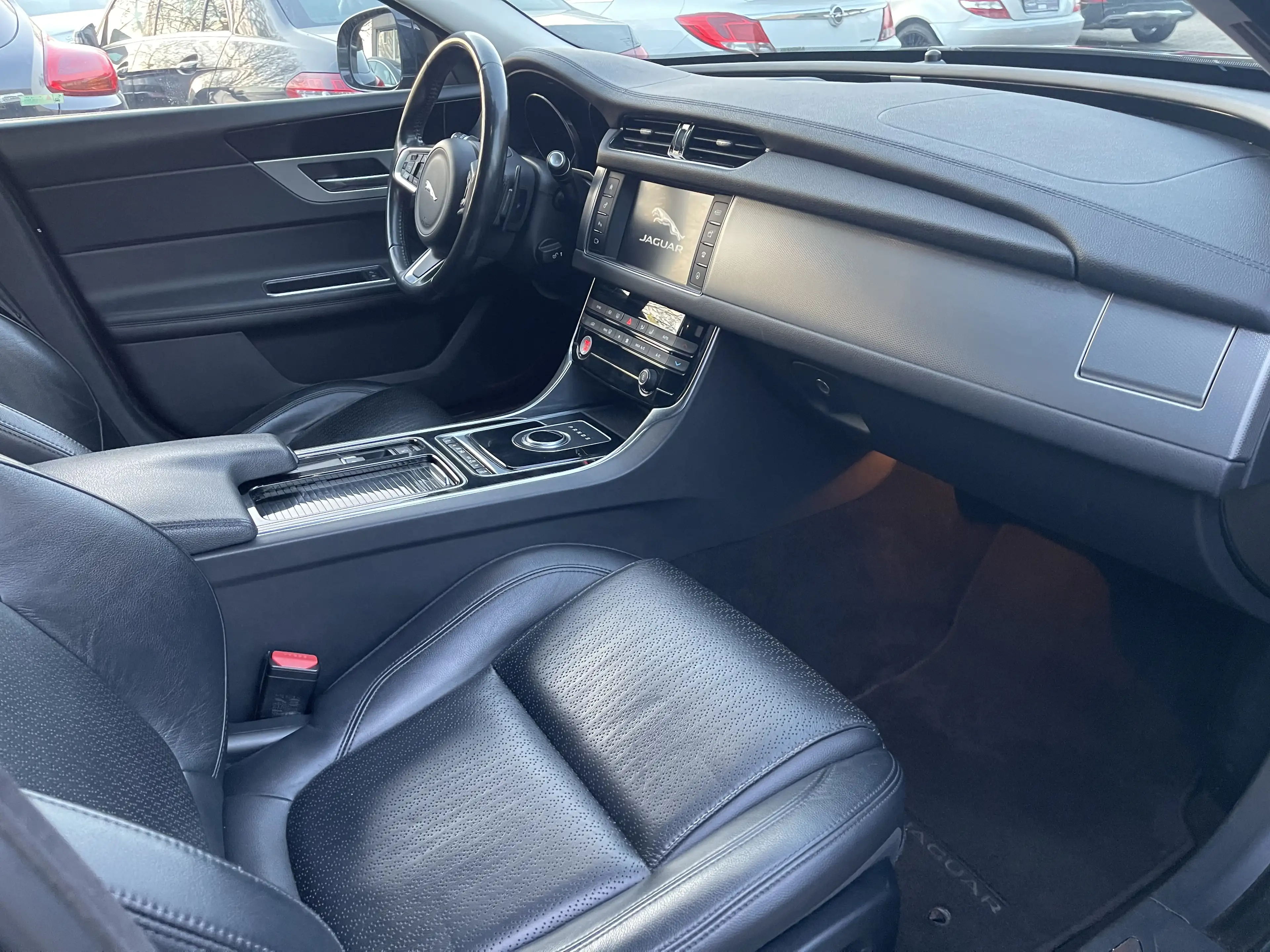 Jaguar XF Sportbrake 20d Automatik Voll Schwarz 2Hand Euro 6 — photo 16