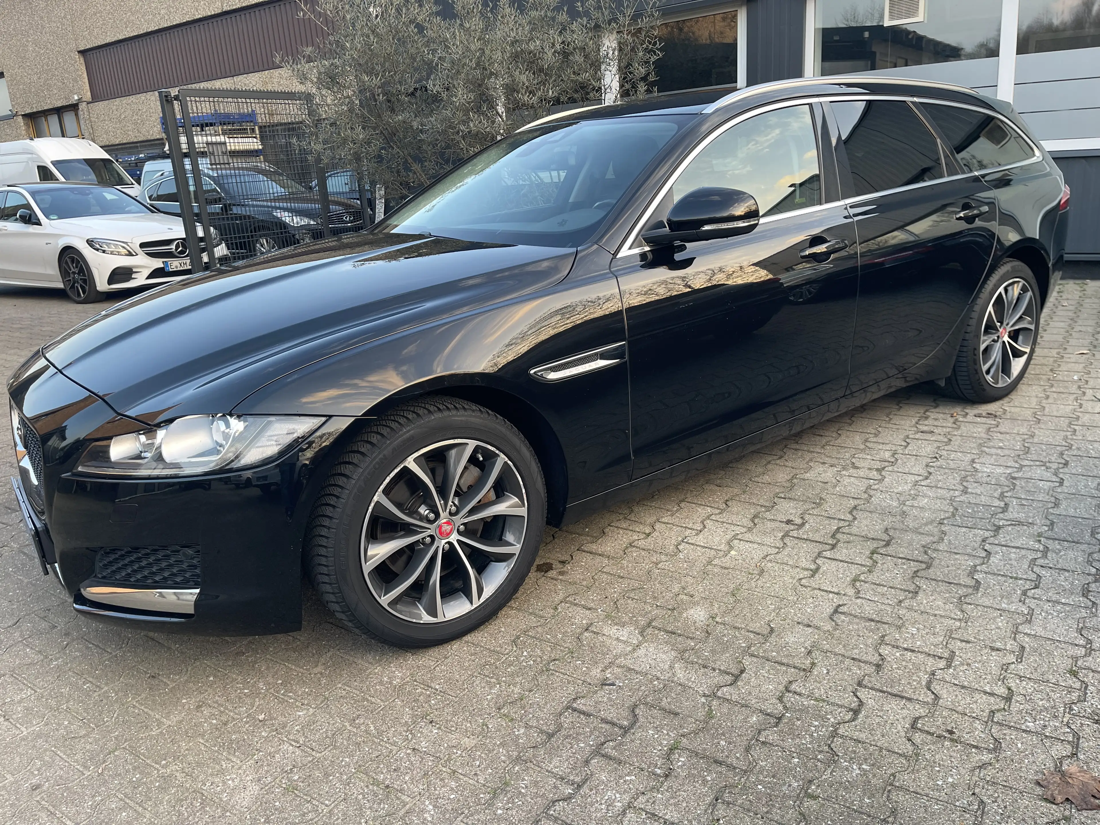 Jaguar XF Sportbrake 20d Automatik Voll Schwarz 2Hand Euro 6 — photo 18