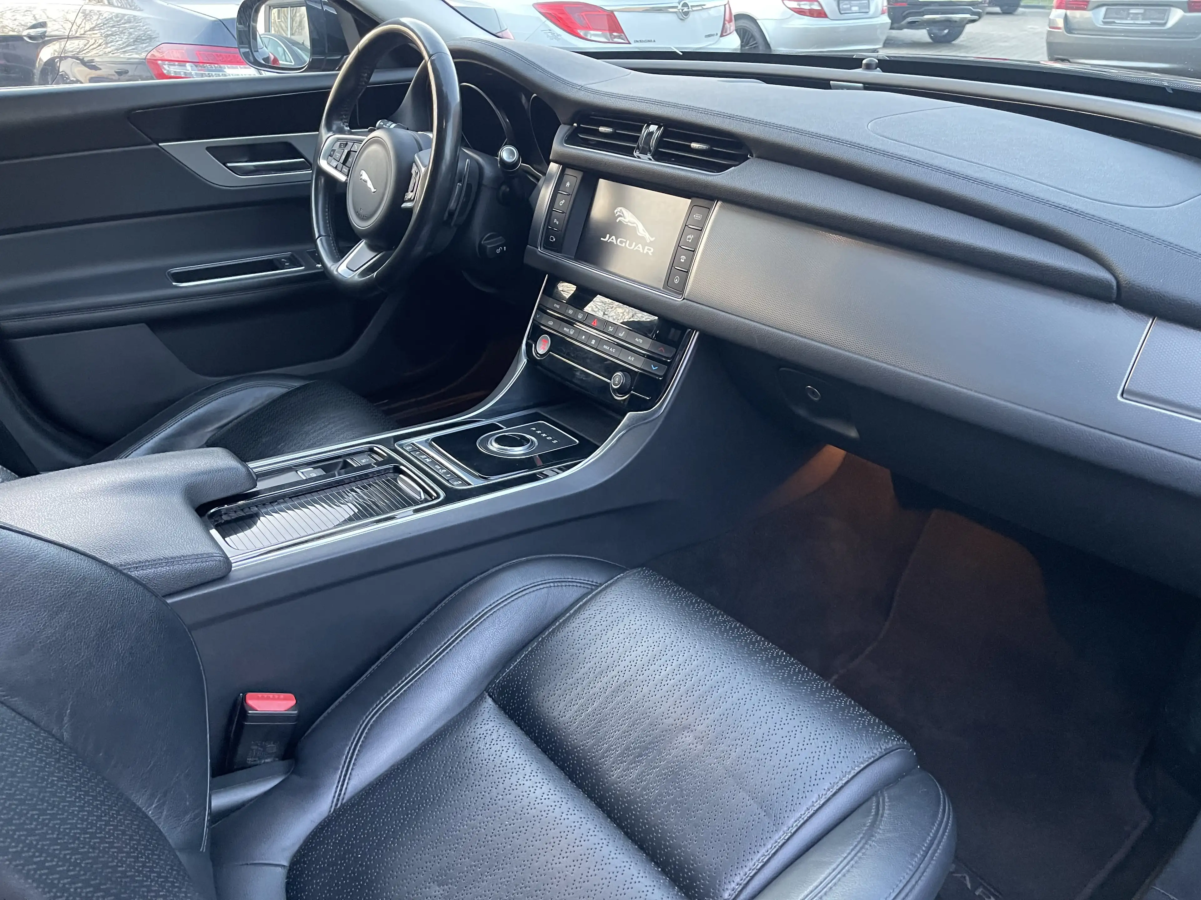 Jaguar XF Sportbrake 20d Automatik Voll Schwarz 2Hand Euro 6 — photo 15