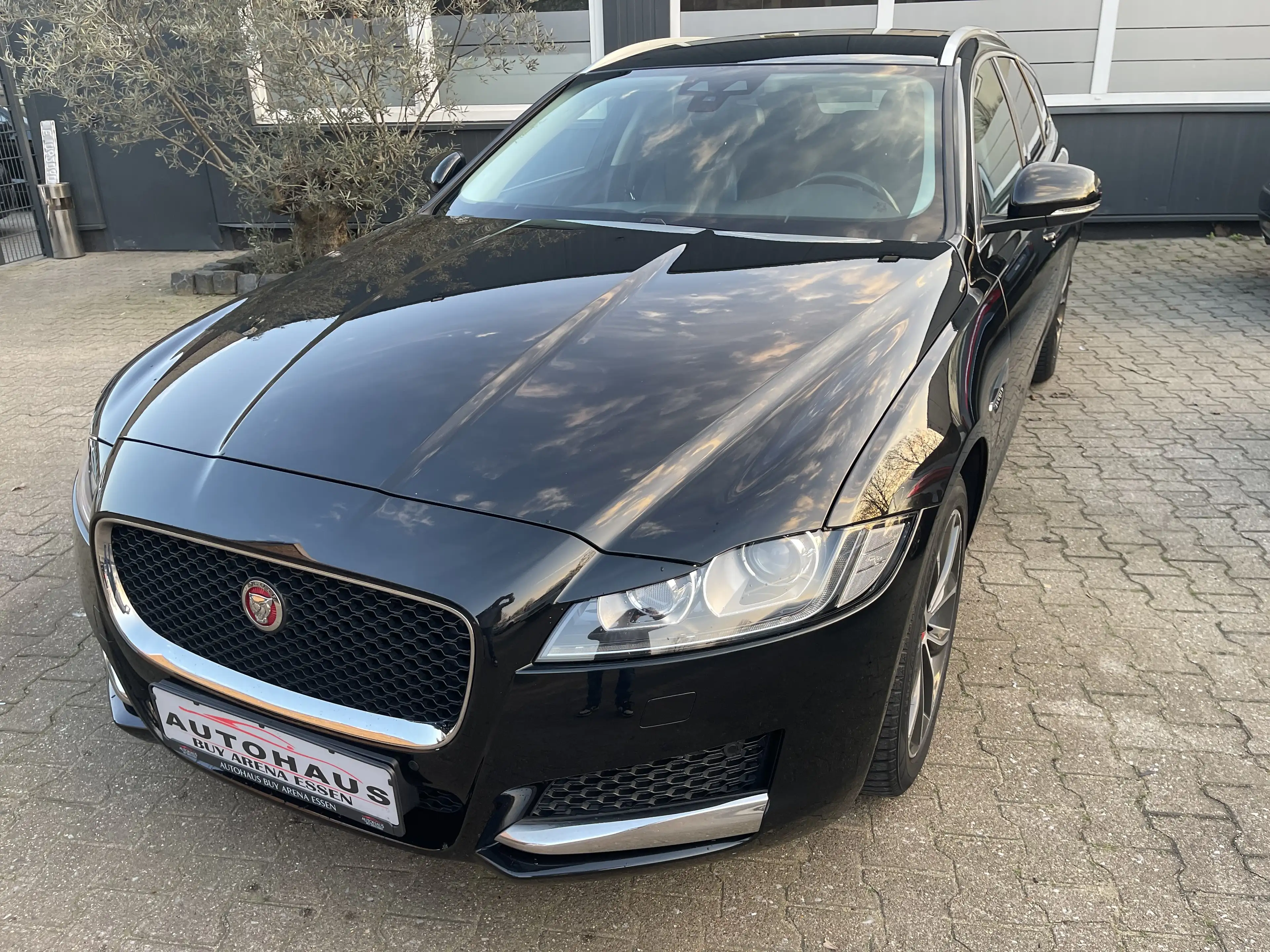 Jaguar XF Sportbrake 20d Automatik Voll Schwarz 2Hand Euro 6 — photo 3