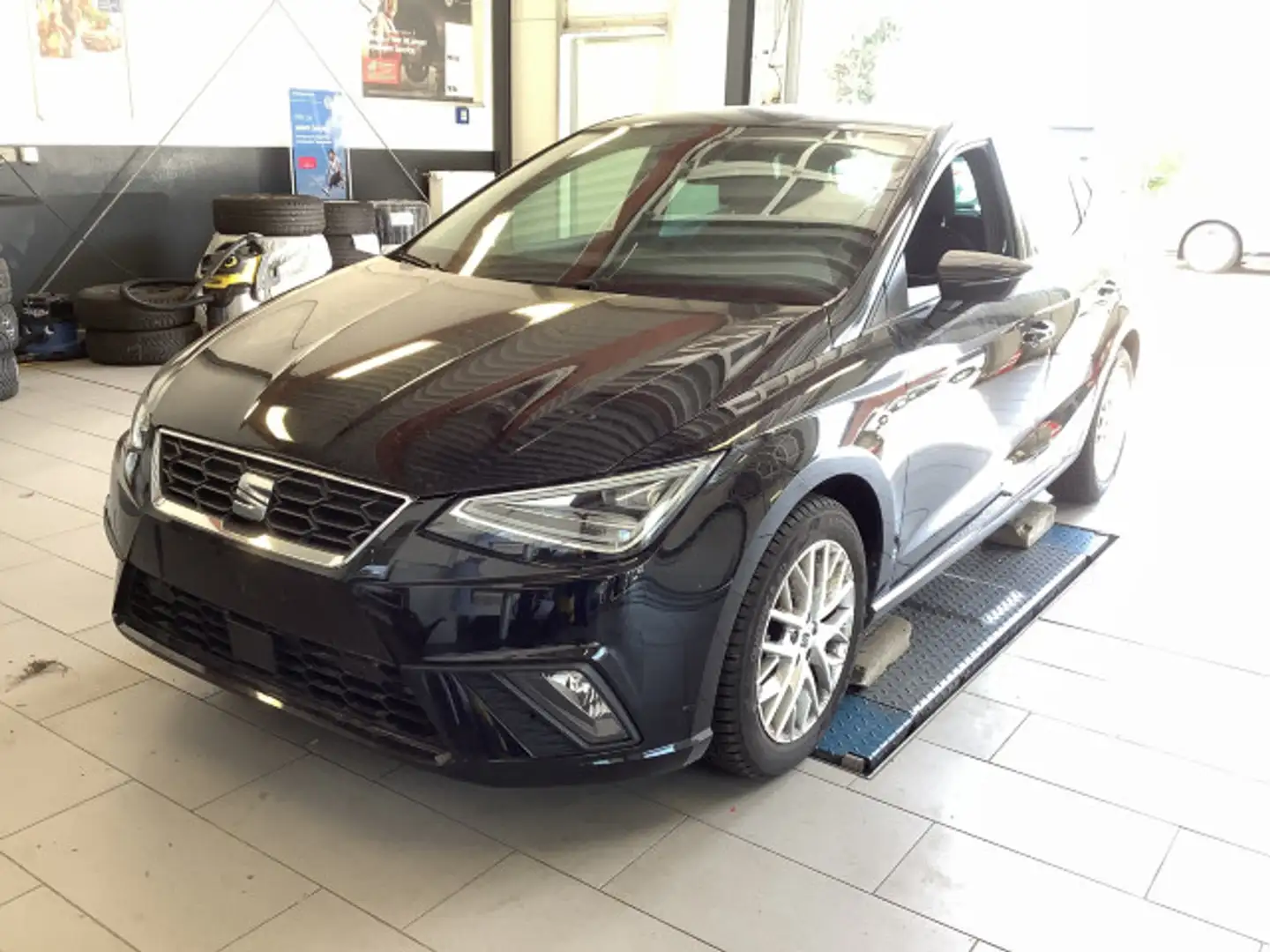 SEAT Ibiza 1.0 TSI FR DSG Kamera Navi LED Kessy PDC Schwarz - 2