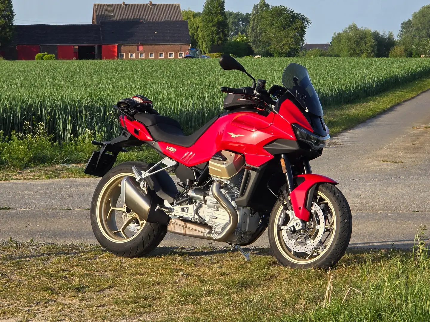 Moto Guzzi V 100 Mandello Rouge - 1