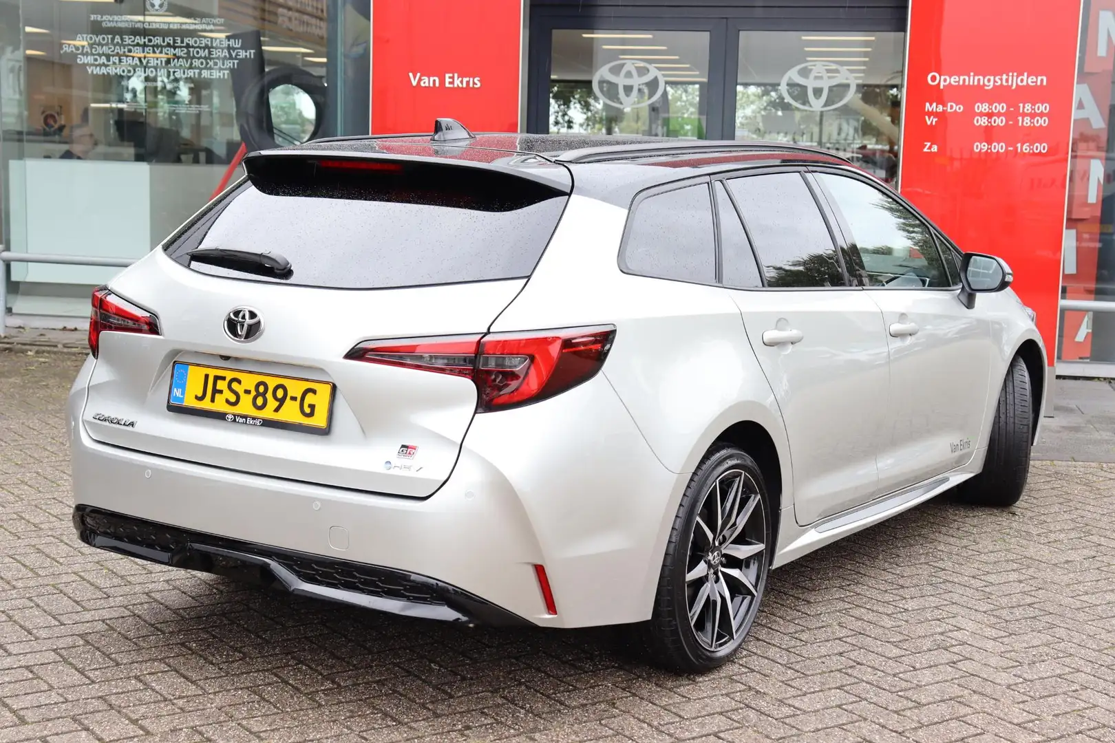 Toyota Corolla Touring Sports Hybrid 180 GR Sport Grijs - 2