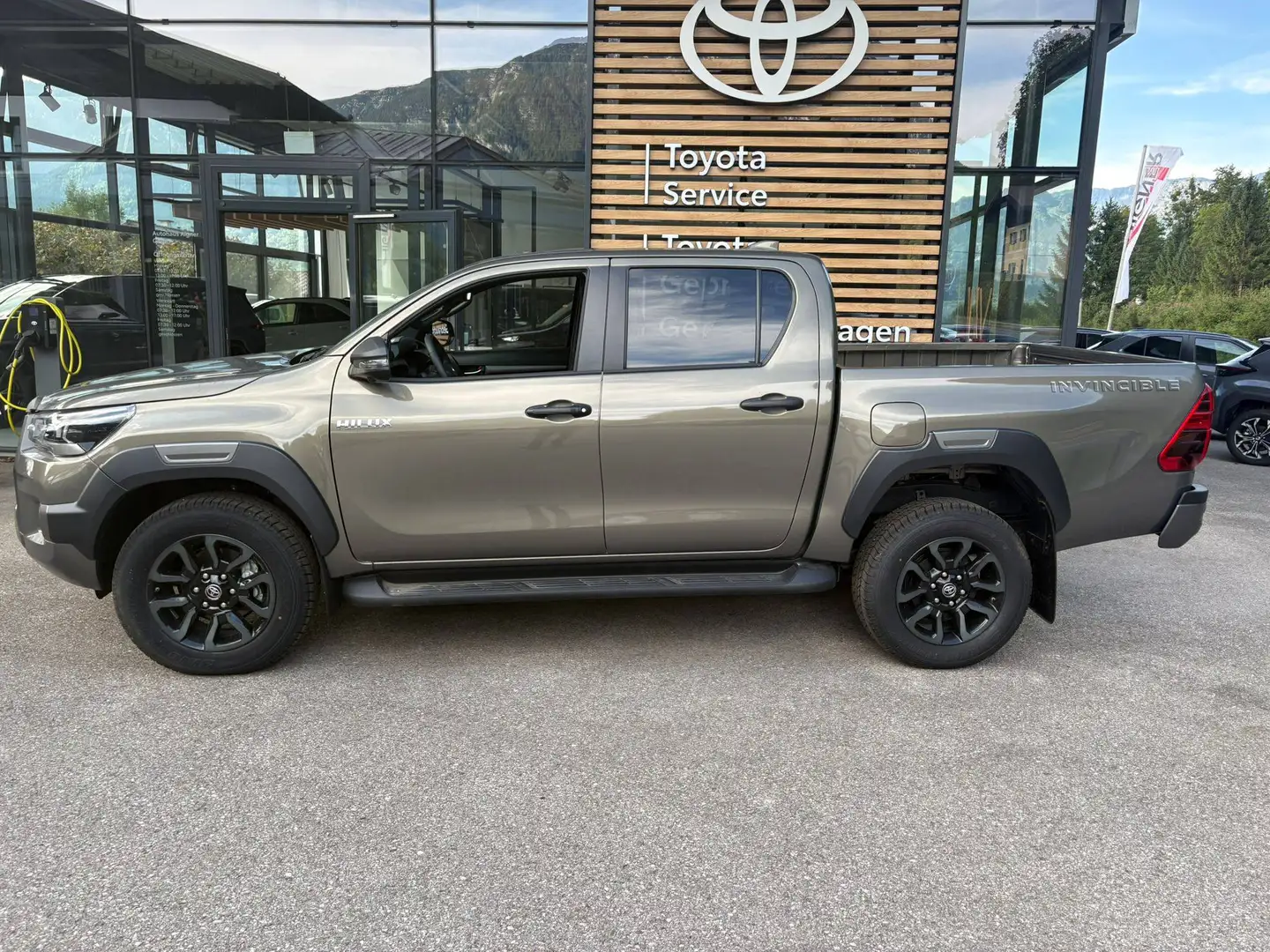 Toyota Hilux Hilux DK Invincible 4WD 2,8 D-4D Aut. Invincible Bronze - 1