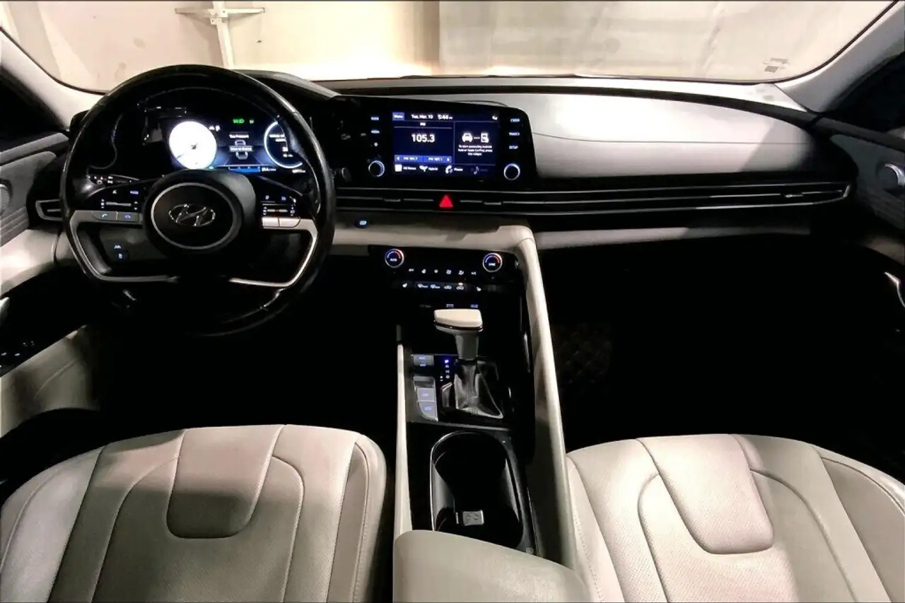 Hyundai ELANTRA снимка Hyundai ELANTRA
