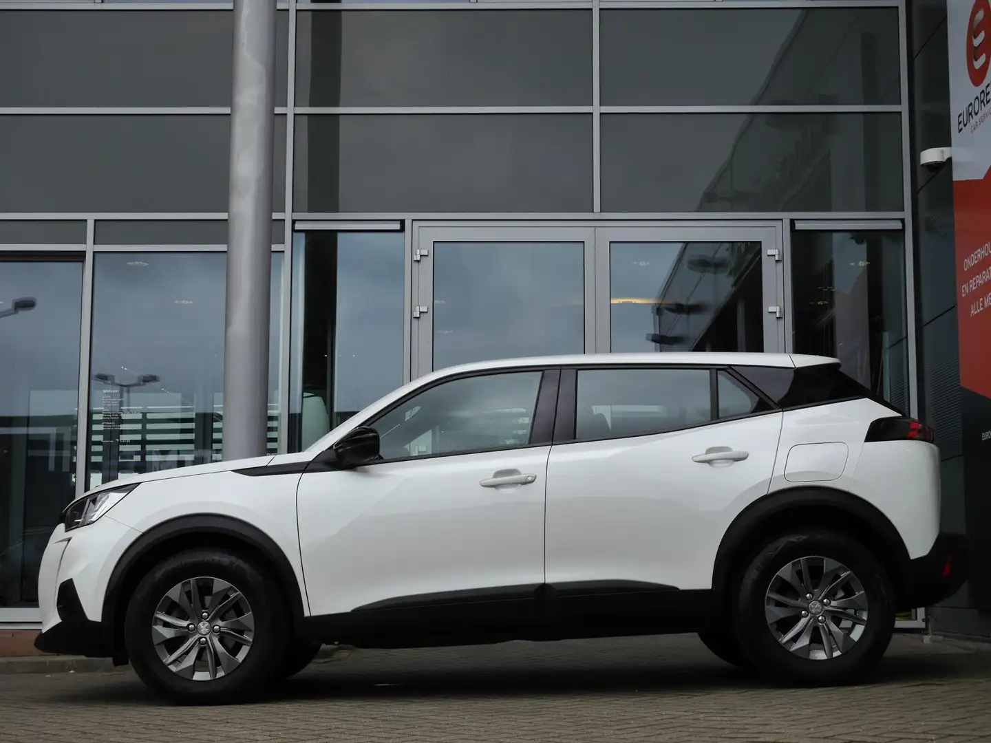 Peugeot 2008 1.2 PureTech Active Pack | Navigatie | Parkeersens Wit - 2