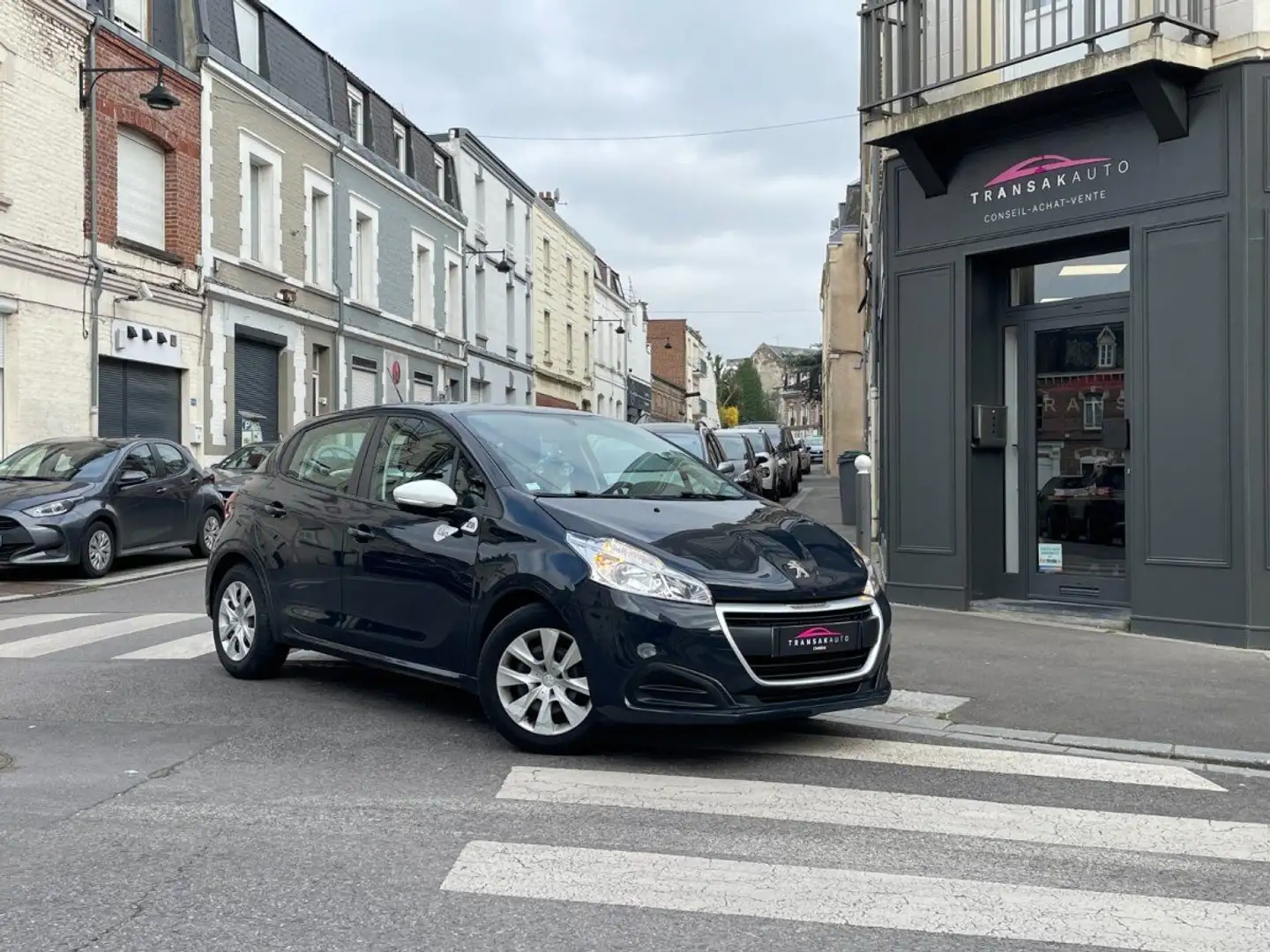 Peugeot 208 68ch BVM5 Like / FAIBLE KILOMETRAGE / REGULATEUR Gris - 1