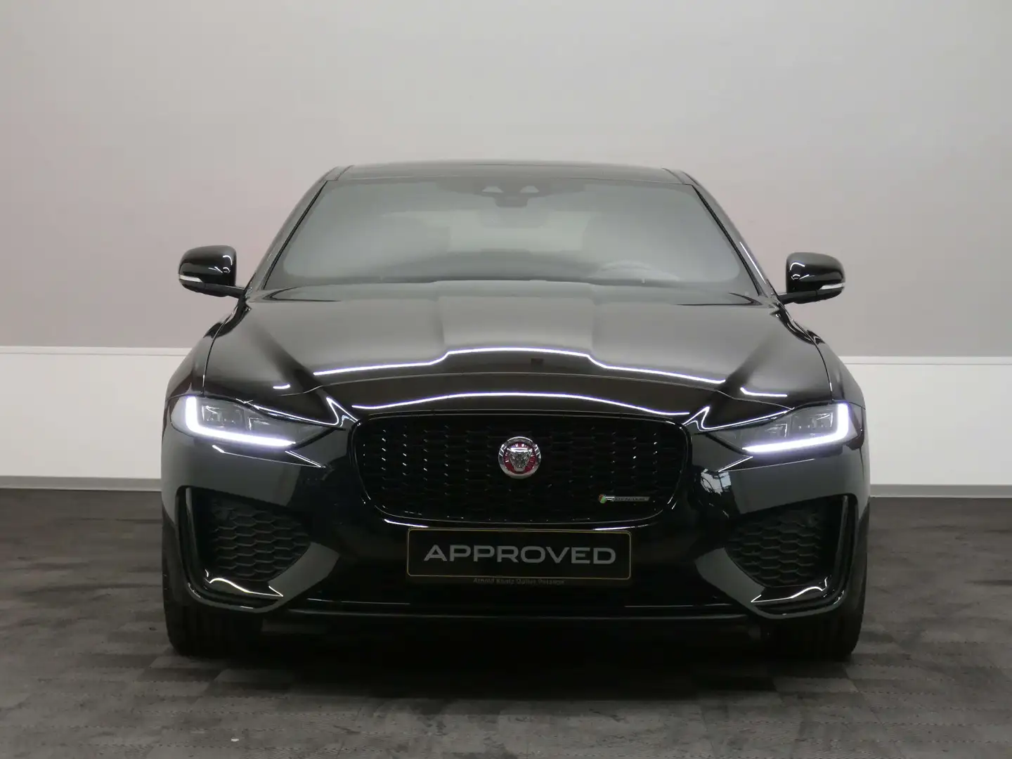 Jaguar XE R-Dynamic SE P250 Černá - 2