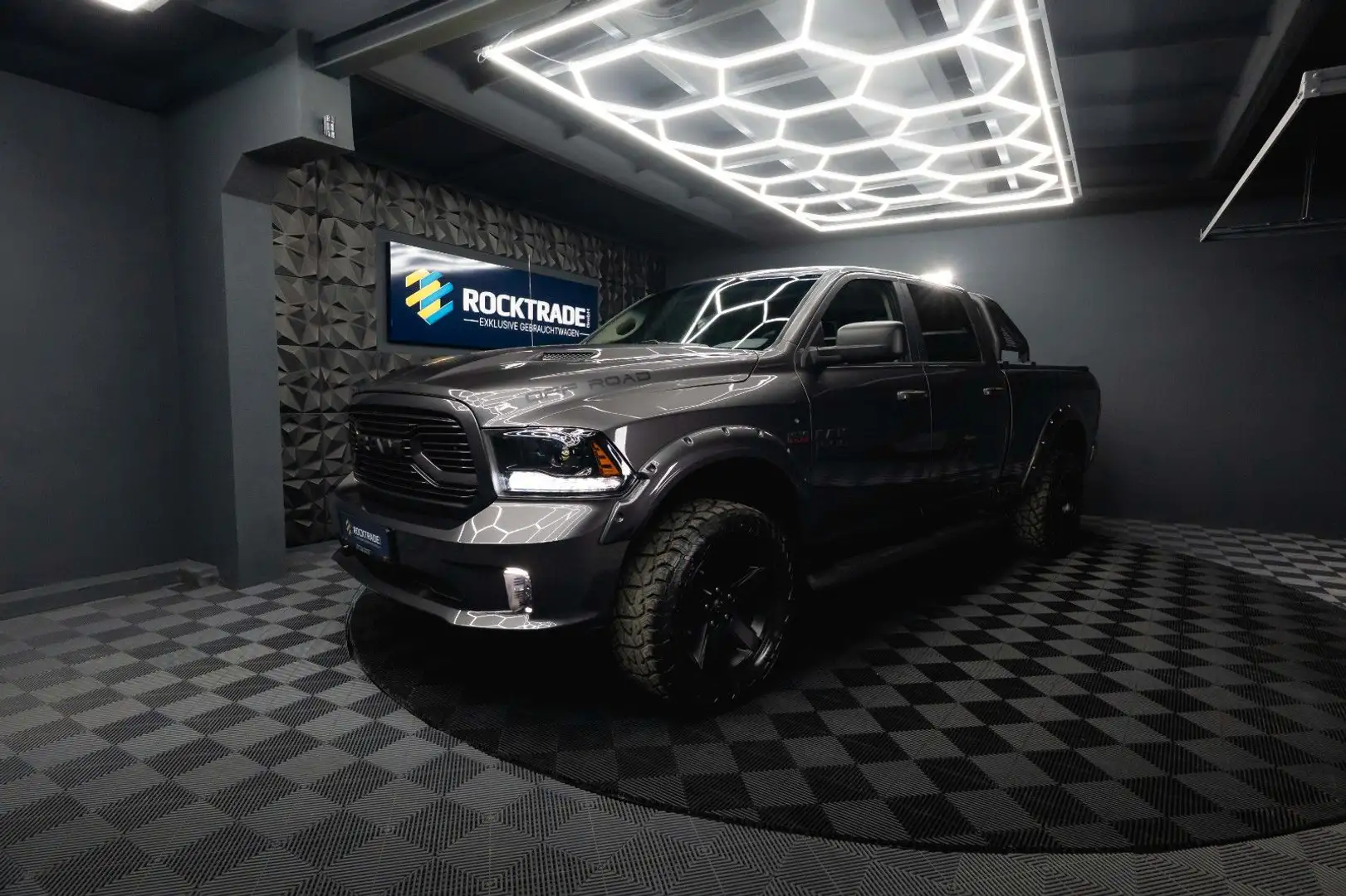 Dodge RAM 5.7 V8 HEMI 4x4 OFFROAD Night-Paket LONG 19% Grau - 2
