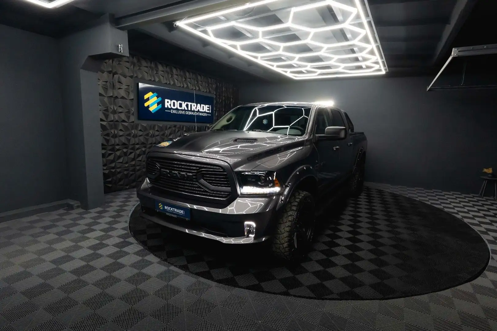 Dodge RAM 5.7 V8 HEMI 4x4 OFFROAD Night-Paket LONG 19% Grau - 1