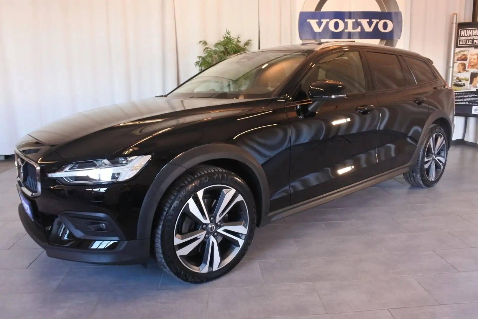 Volvo V60 Cross Country V60CC B4 D AWD *Massage-B&W-Panorama* Schwarz - 2