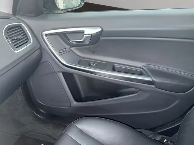 Volvo V60 Cross Country view 18