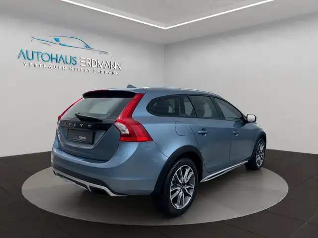 Volvo V60 Cross Country view 4