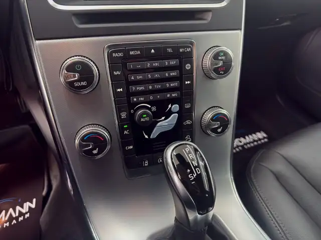 Volvo V60 Cross Country view 12