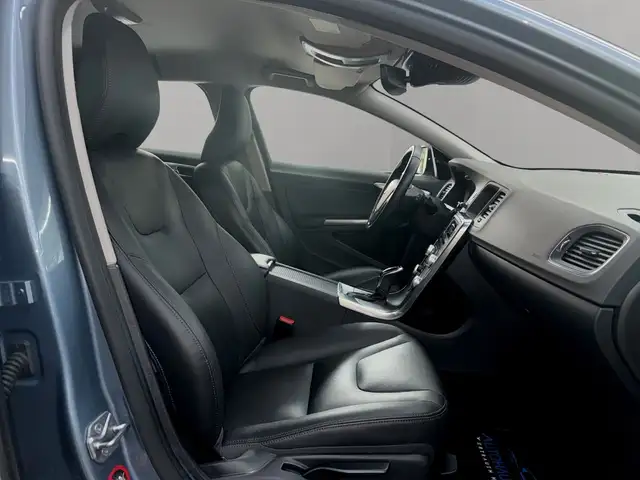 Volvo V60 Cross Country view 14