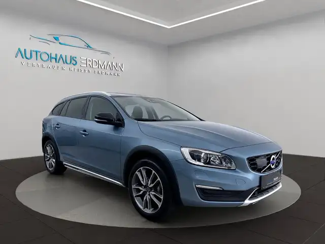 Volvo V60 Cross Country view 3