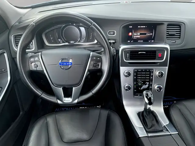 Volvo V60 Cross Country view 13
