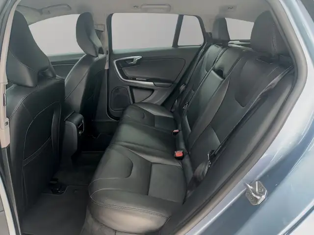 Volvo V60 Cross Country view 16
