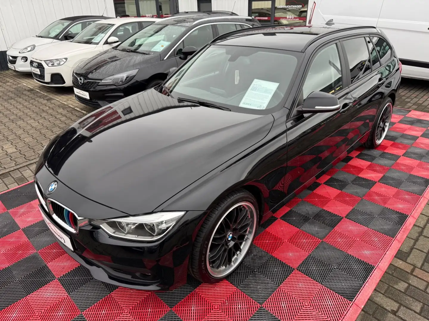 BMW 320 i Touring Advantage*PDC*DTC*Navi*LED Zwart - 2