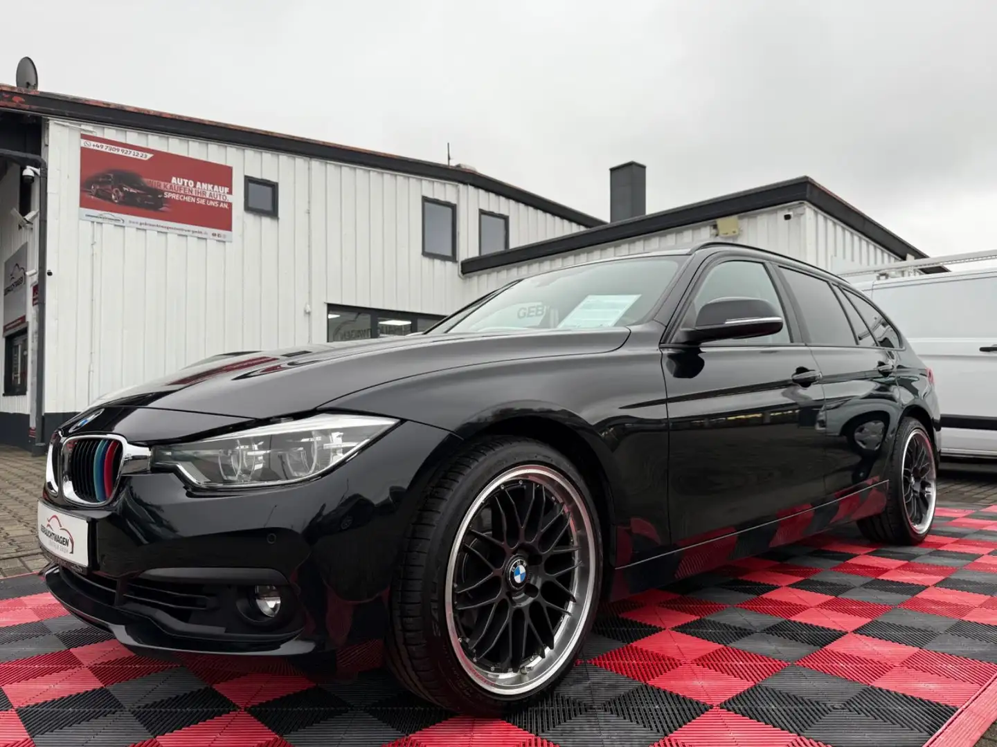 BMW 320 i Touring Advantage*PDC*DTC*Navi*LED Zwart - 1