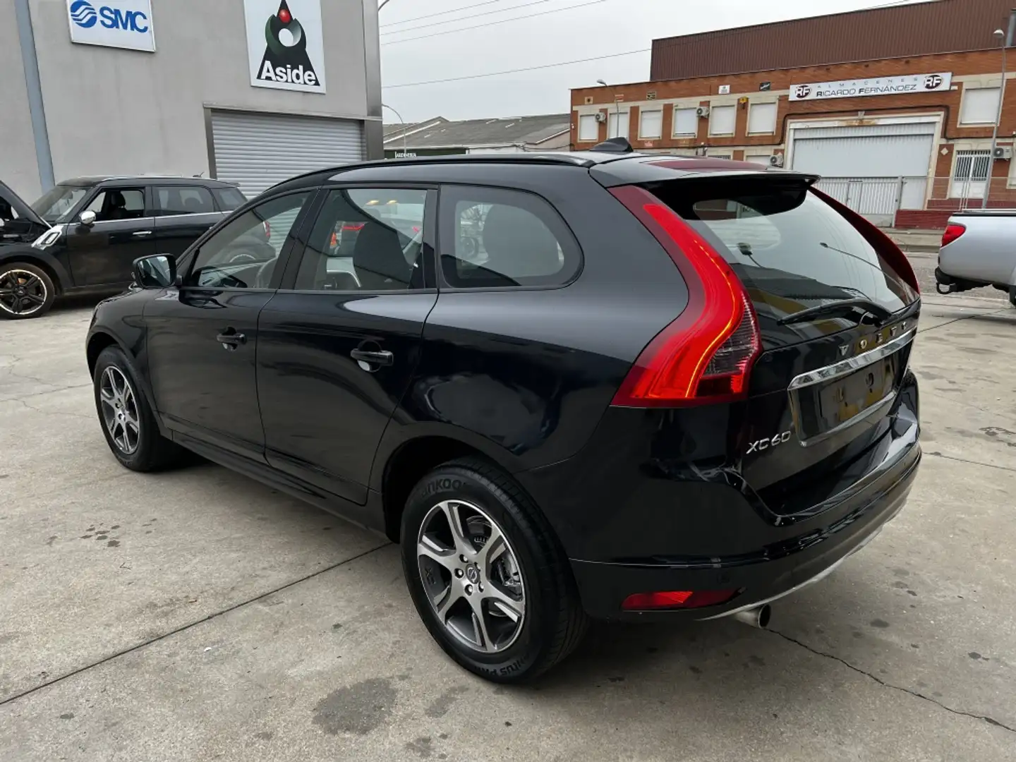 Volvo XC60 D3 Kinetic 136 Negro - 2