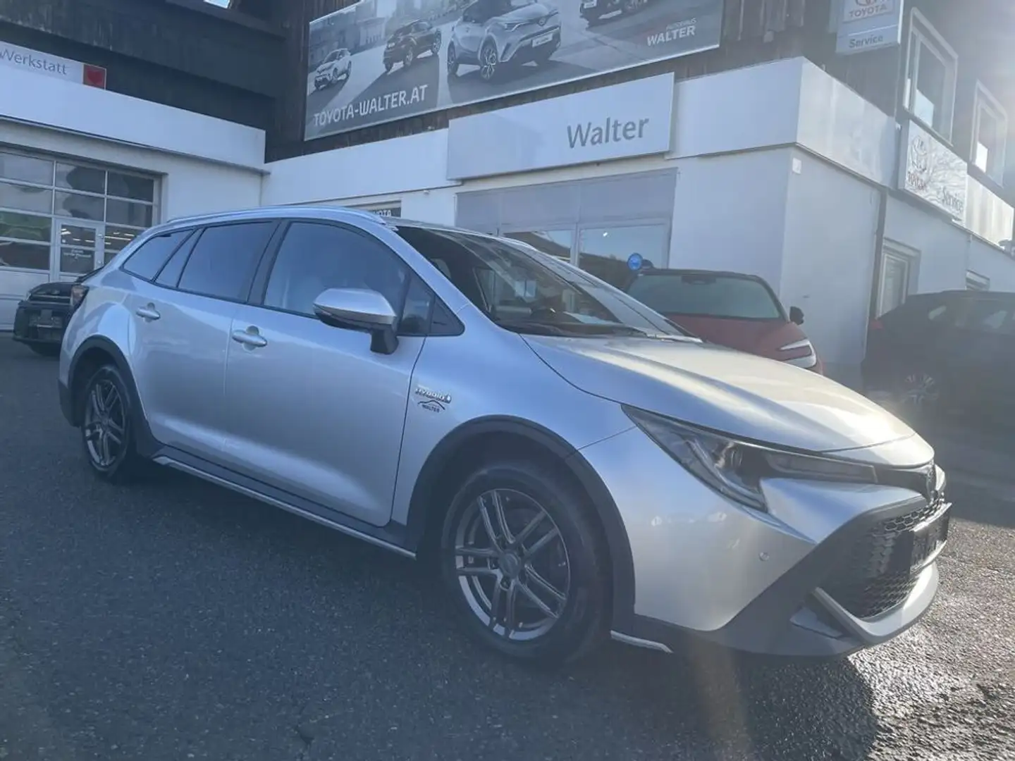 Toyota Corolla Kombi 2,0 Hybrid Trek Aut. Silber - 1