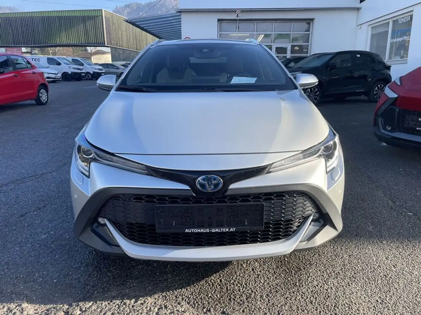 Toyota Corolla Kombi 2,0 Hybrid Trek Aut. Silber - 2