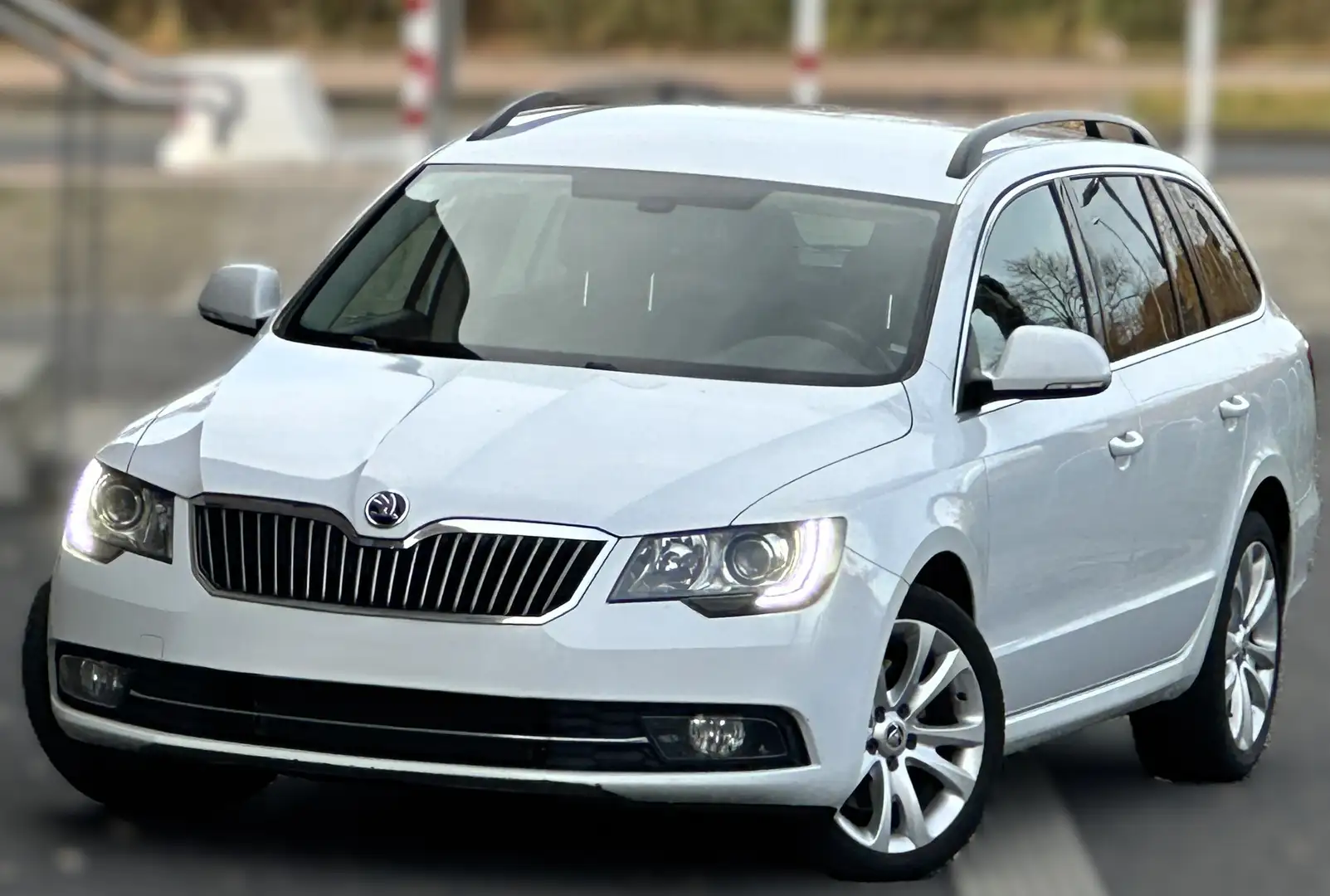 Skoda Superb 2.0 TDI Exclusive Navi PDC DSG Memory Bi-Xenon Blanc - 2