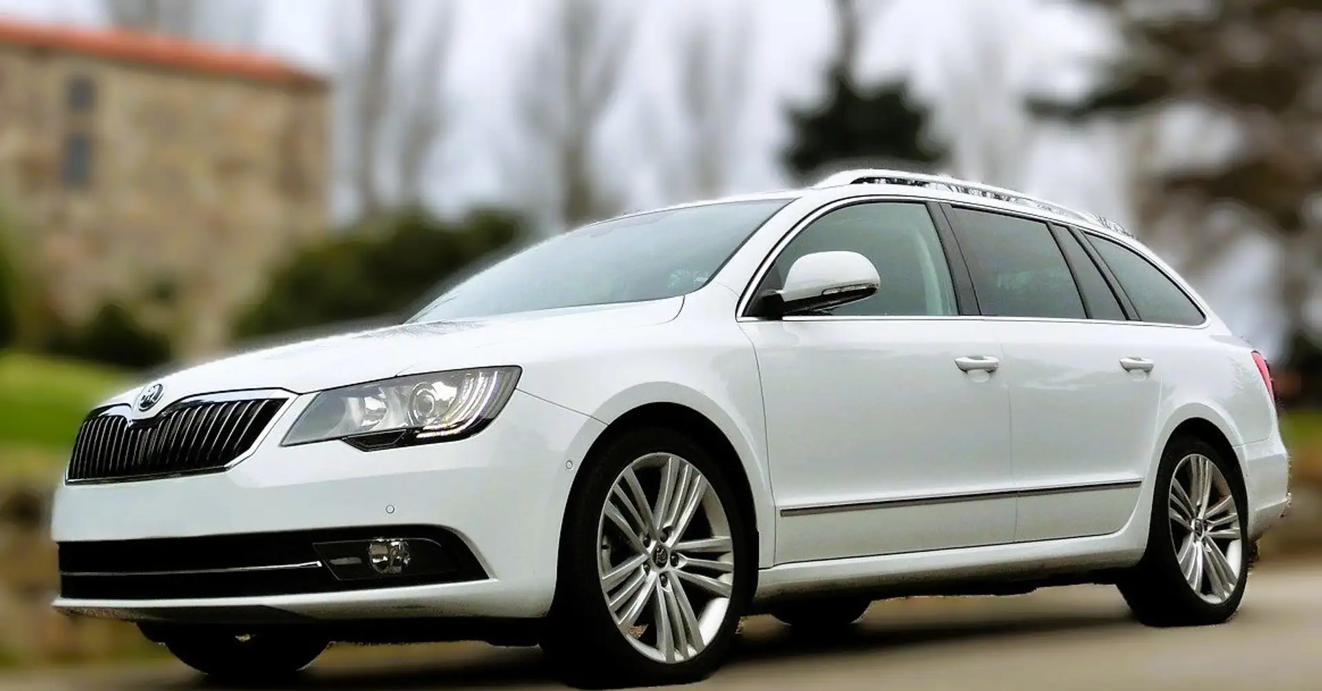 Skoda Superb Exclusive Navi PDC DSG Memory Bi-Xenon Weiß - 1