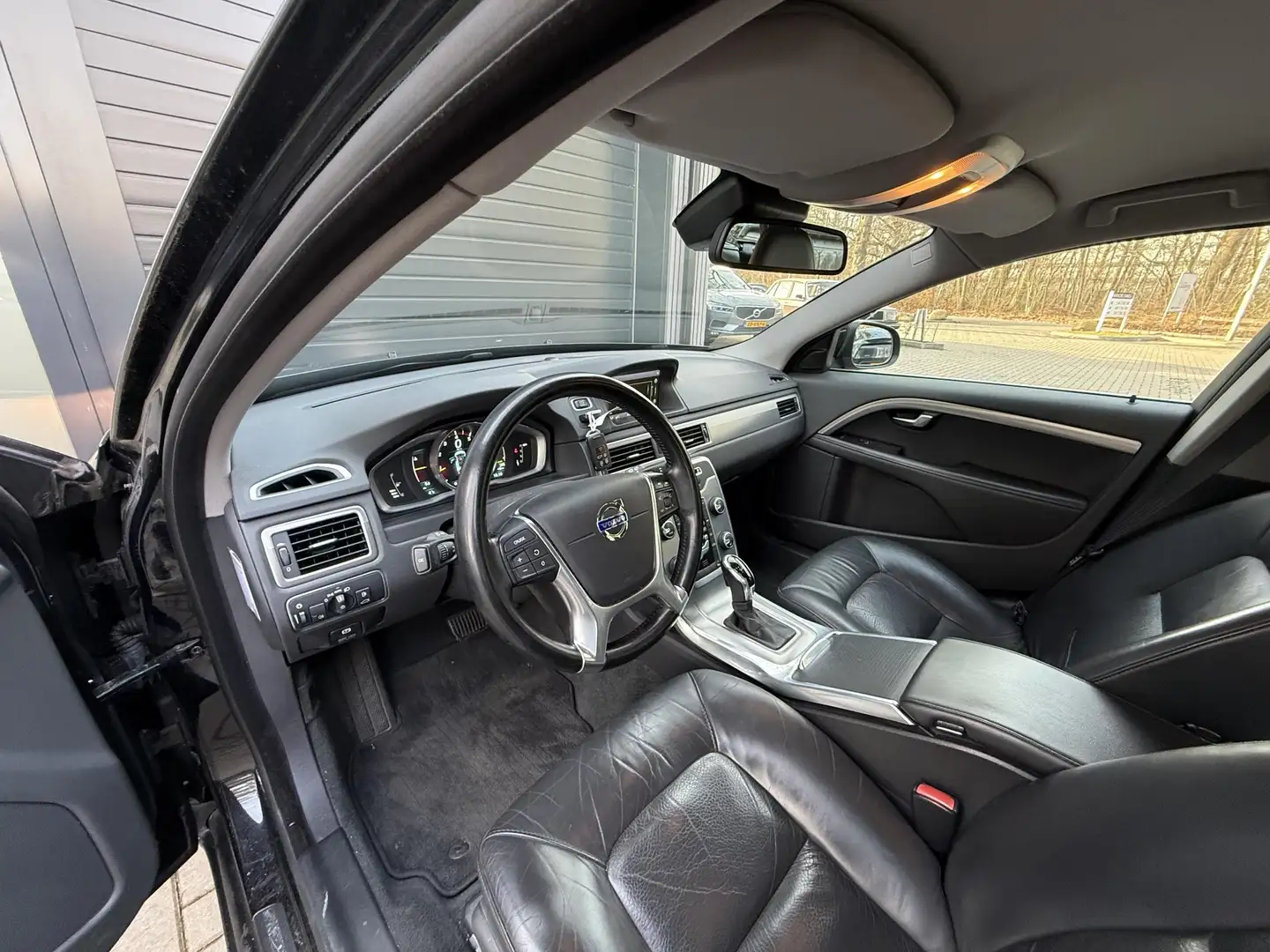 Volvo V70 1.6 T4 Nordic+ Schwarz - 2