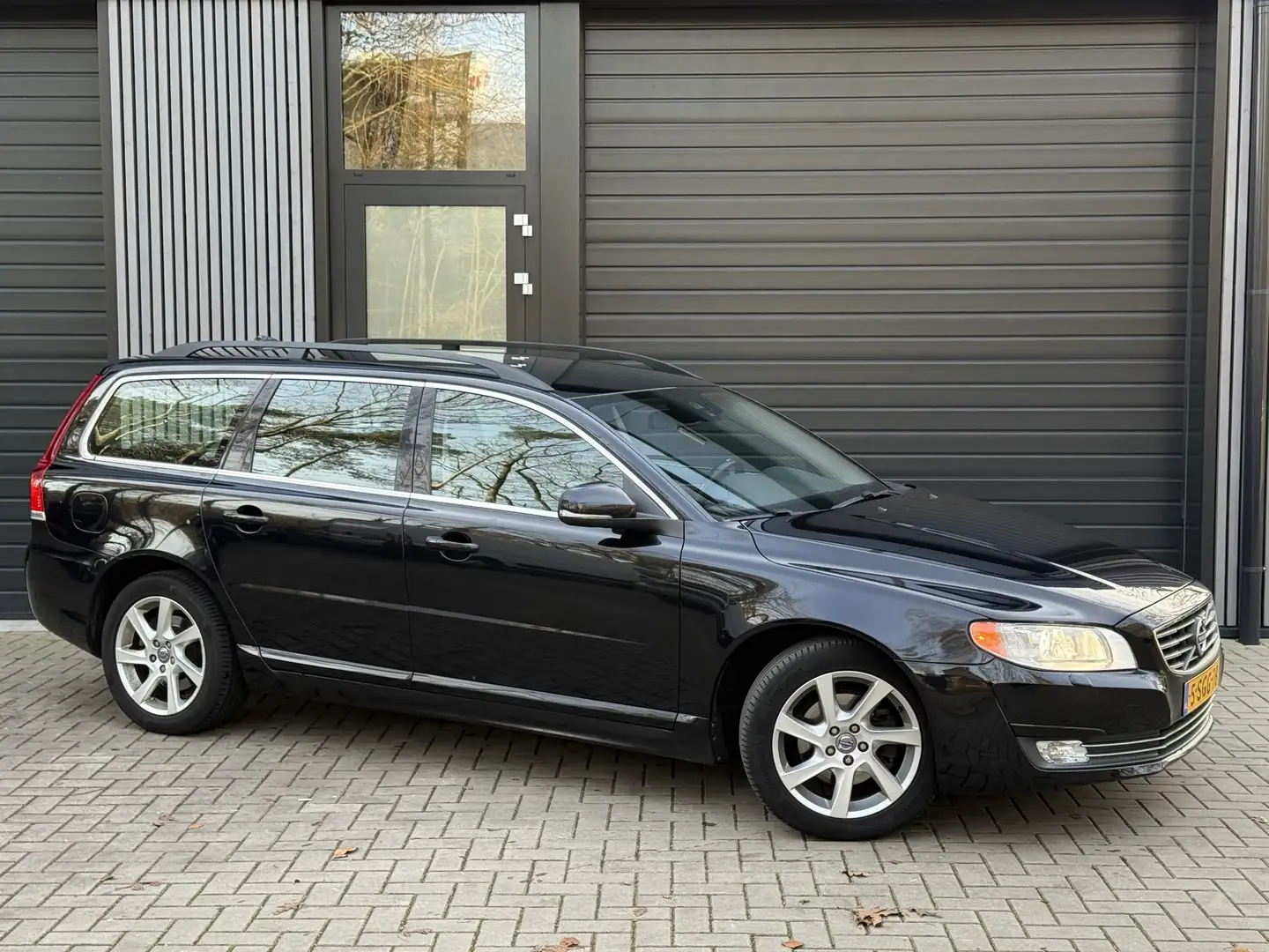 Volvo V70 1.6 T4 Nordic+ Schwarz - 1