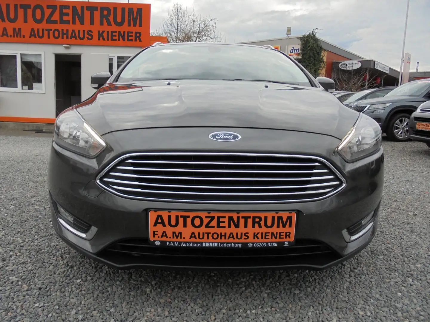 Ford Focus Kombi Titanium AHK*Klima*EPH*Sitzh*Bluet* Grau - 2