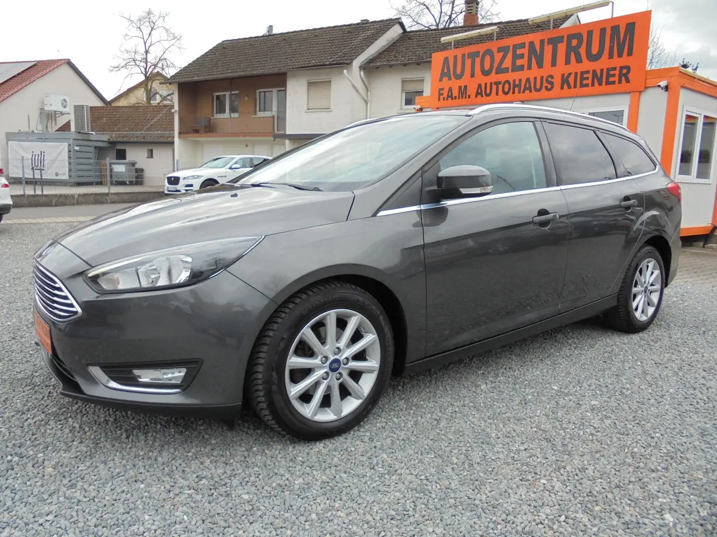 Ford Focus Kombi Titanium AHK*Klima*EPH*Sitzh*Bluet* Grau - 1