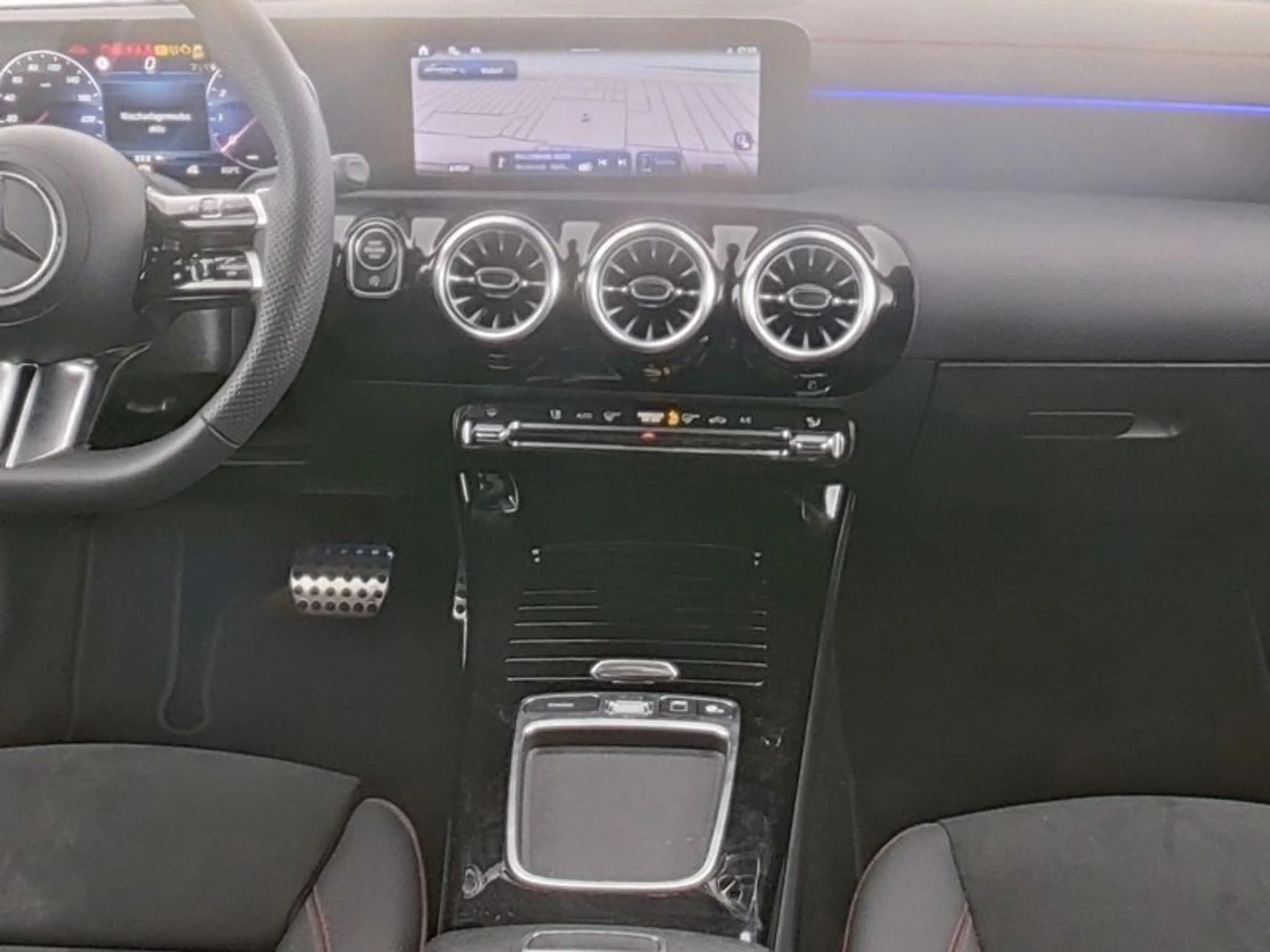 Mercedes-Benz CLA 200 AMG Night Panorama Burmester 360 DIS 19" — photo 7