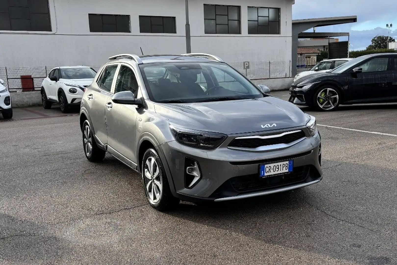Kia Stonic 1.0 T-GDi 100 CV MHEV MT URBAN (AZIENDALE ) Gris - 1