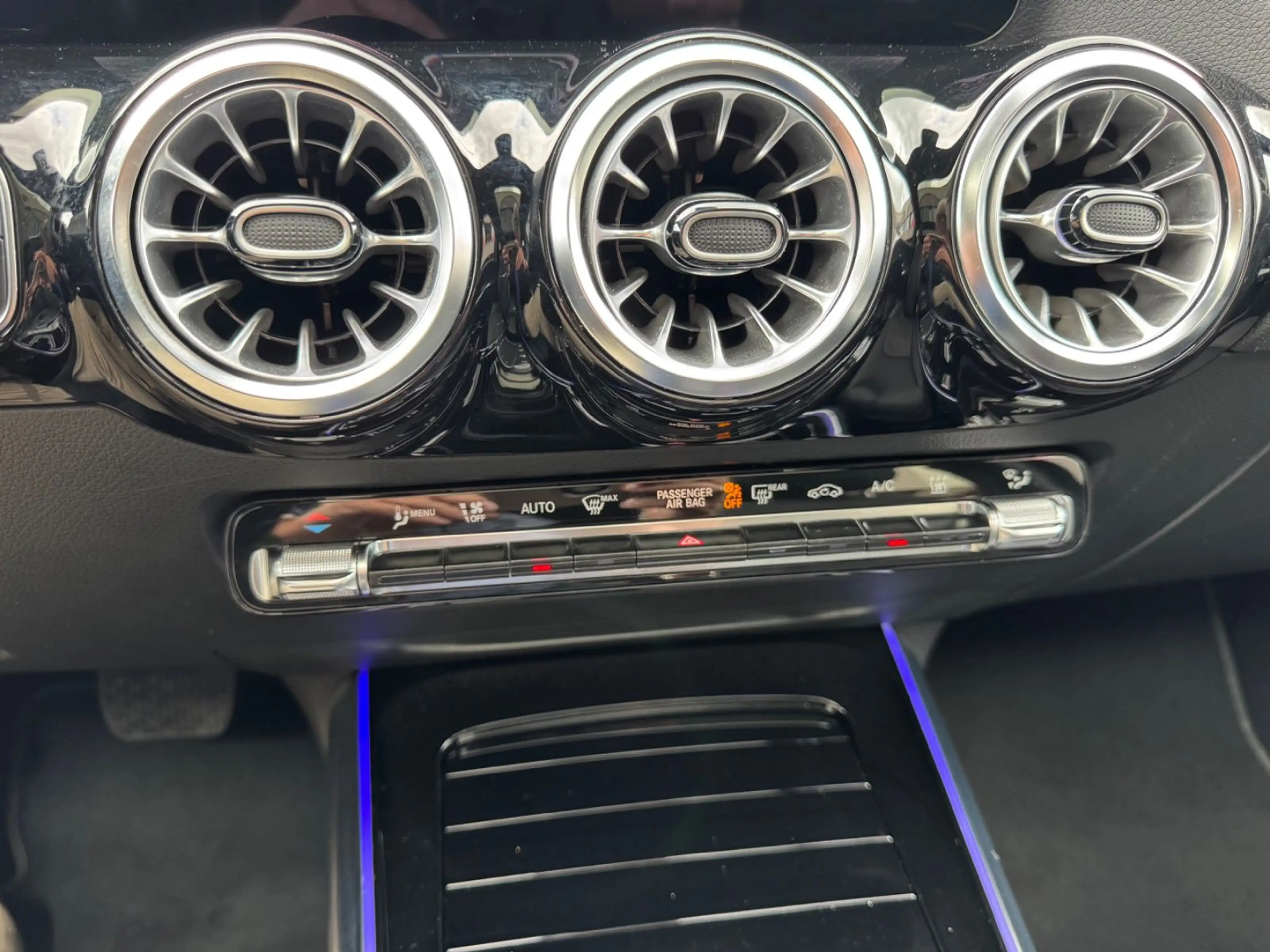 Mercedes-Benz EQA 300 4Matic Pano-LED-AZV — photo 15