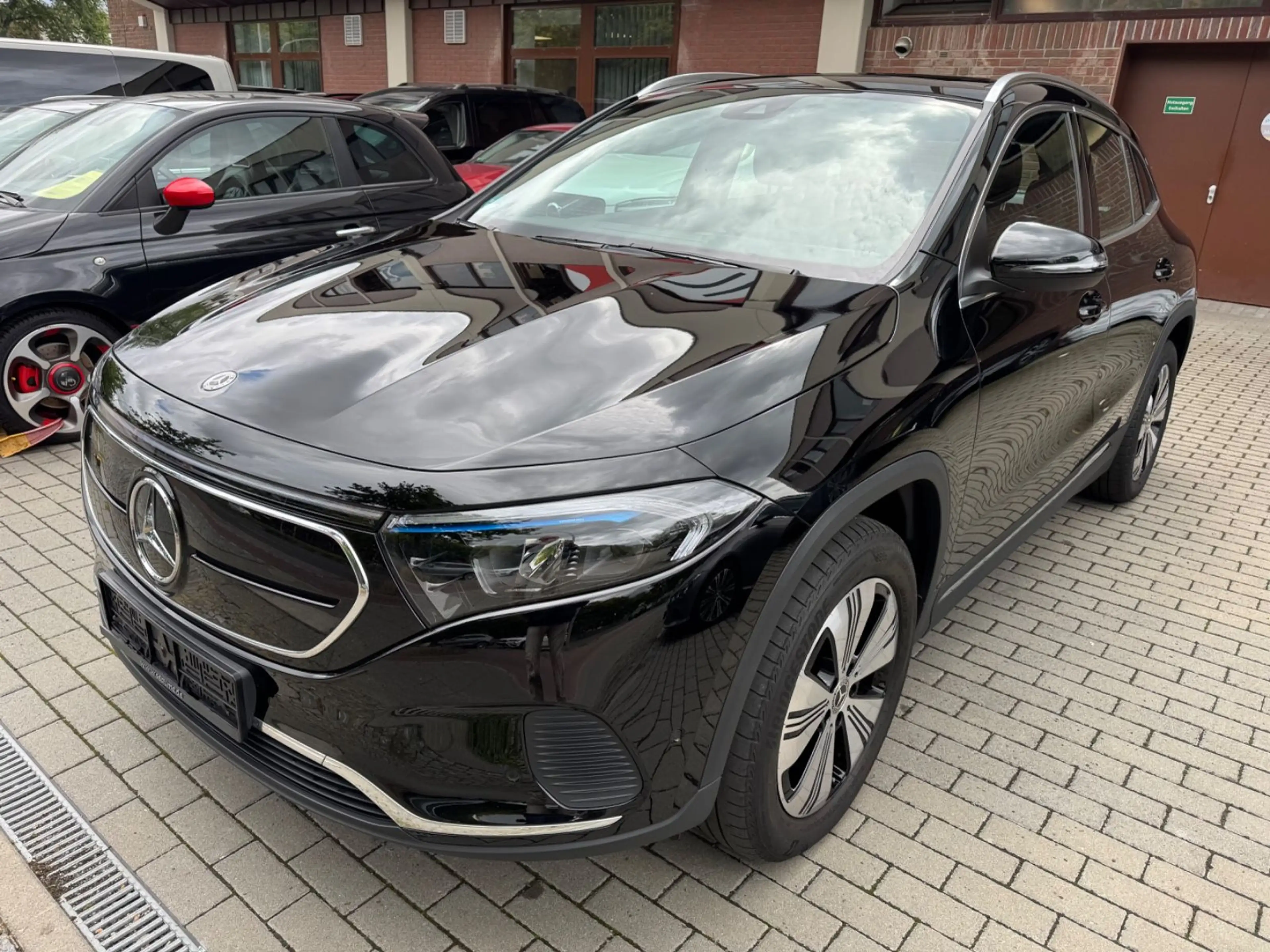 Mercedes-Benz EQA 300 4Matic Pano-LED-AZV — photo 2