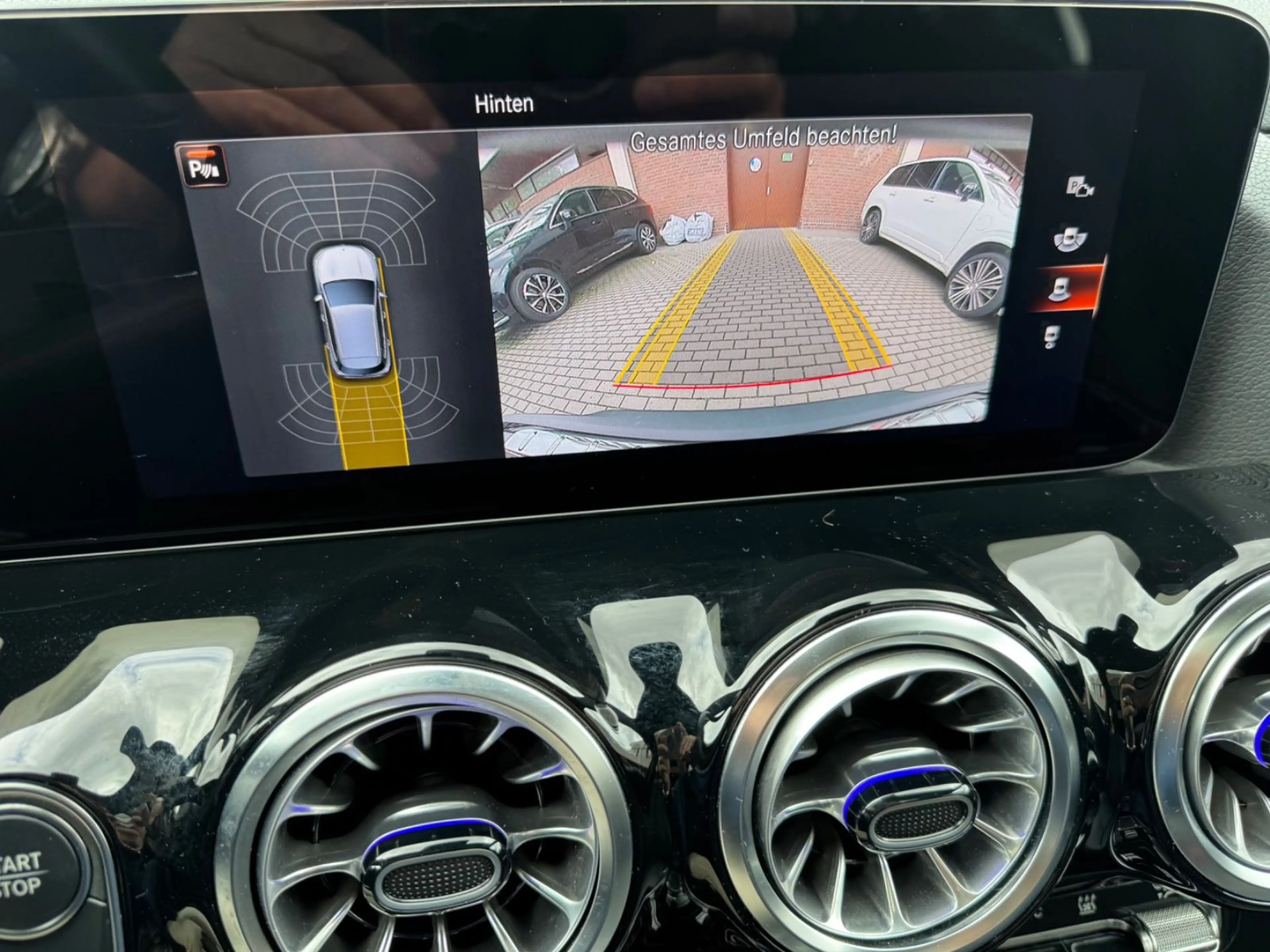 Mercedes-Benz EQA 300 4Matic Pano-LED-AZV — photo 14