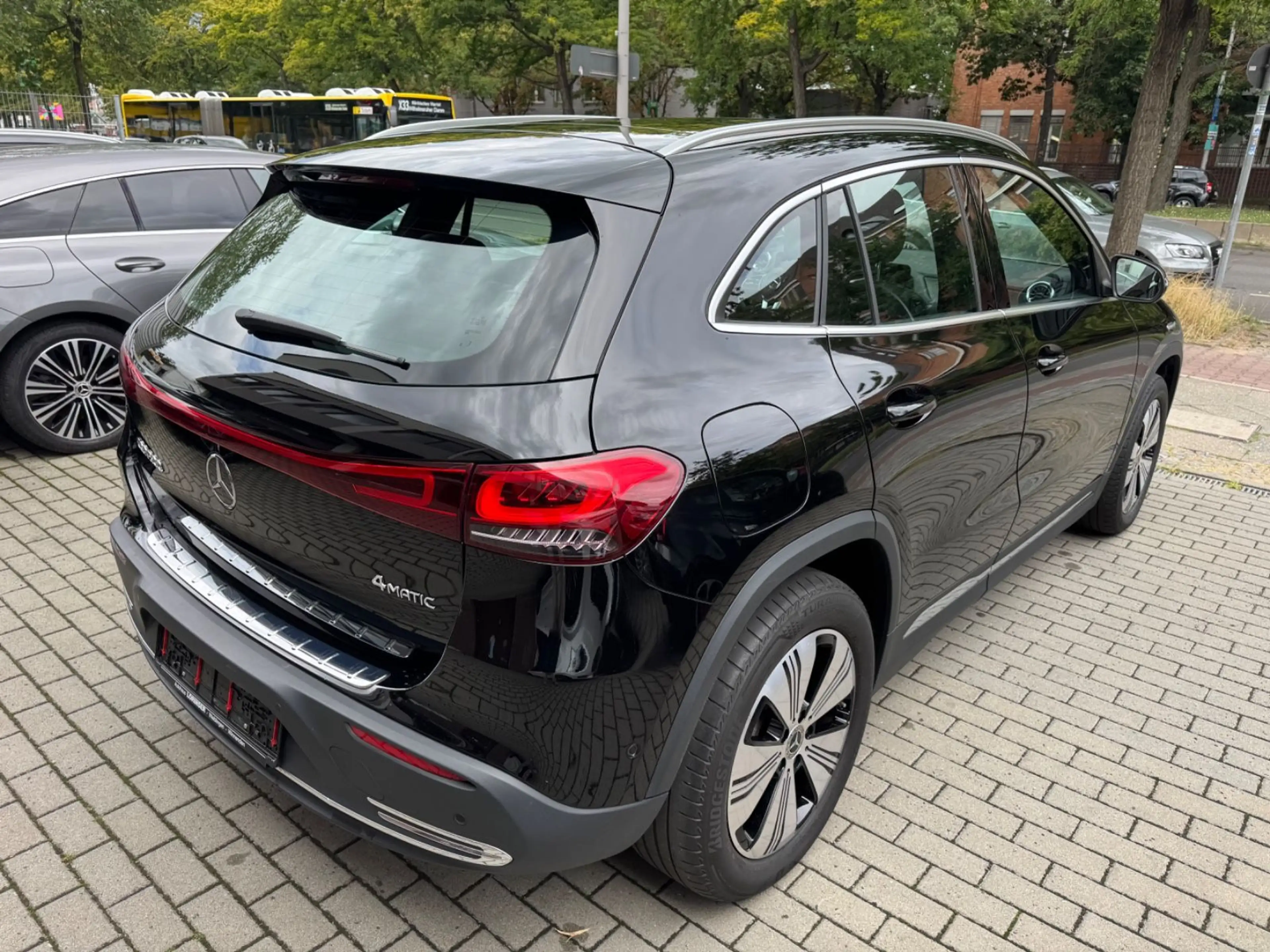 Mercedes-Benz EQA 300 4Matic Pano-LED-AZV — photo 6