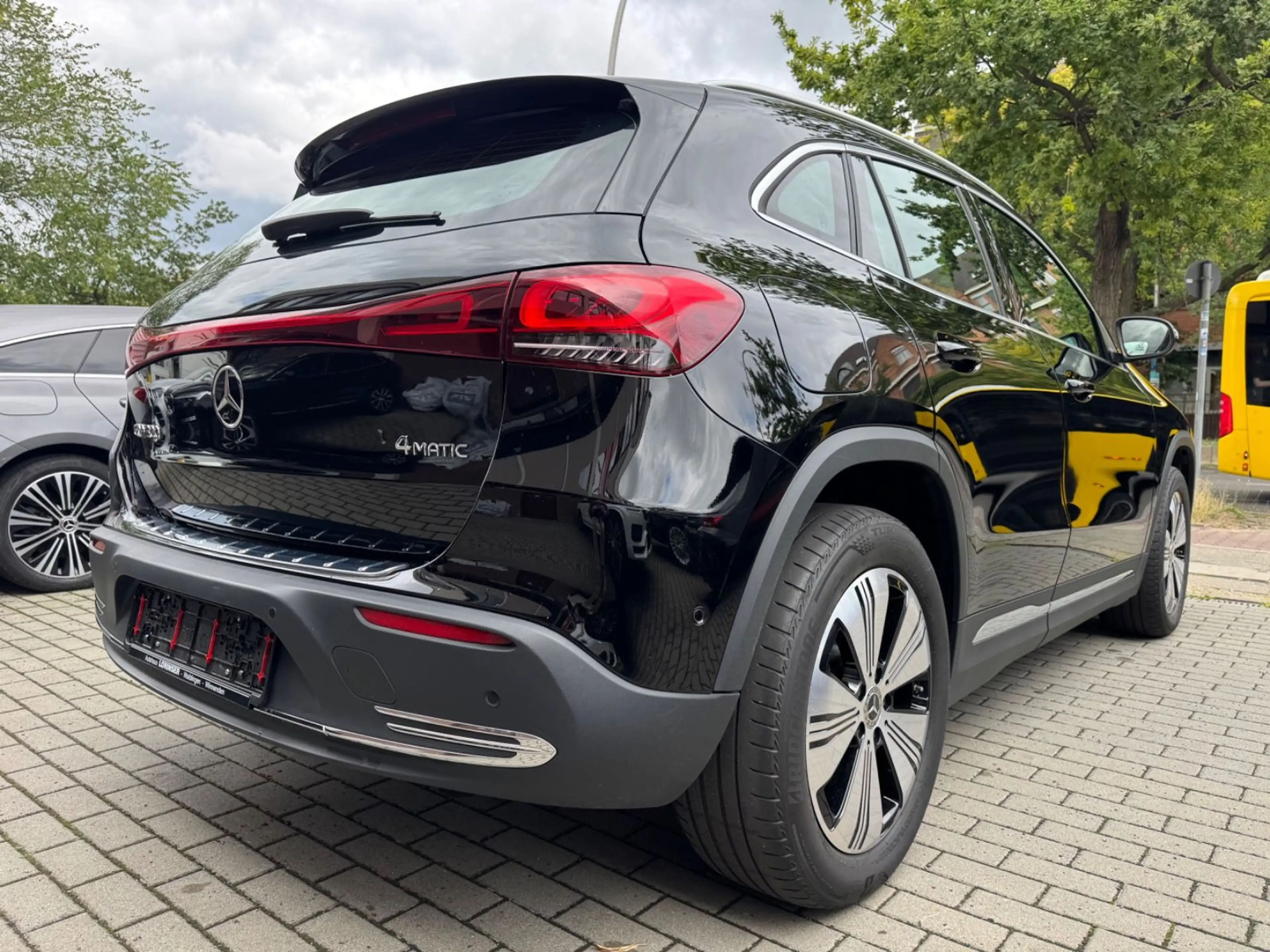 Mercedes-Benz EQA 300 4Matic Pano-LED-AZV — photo 7