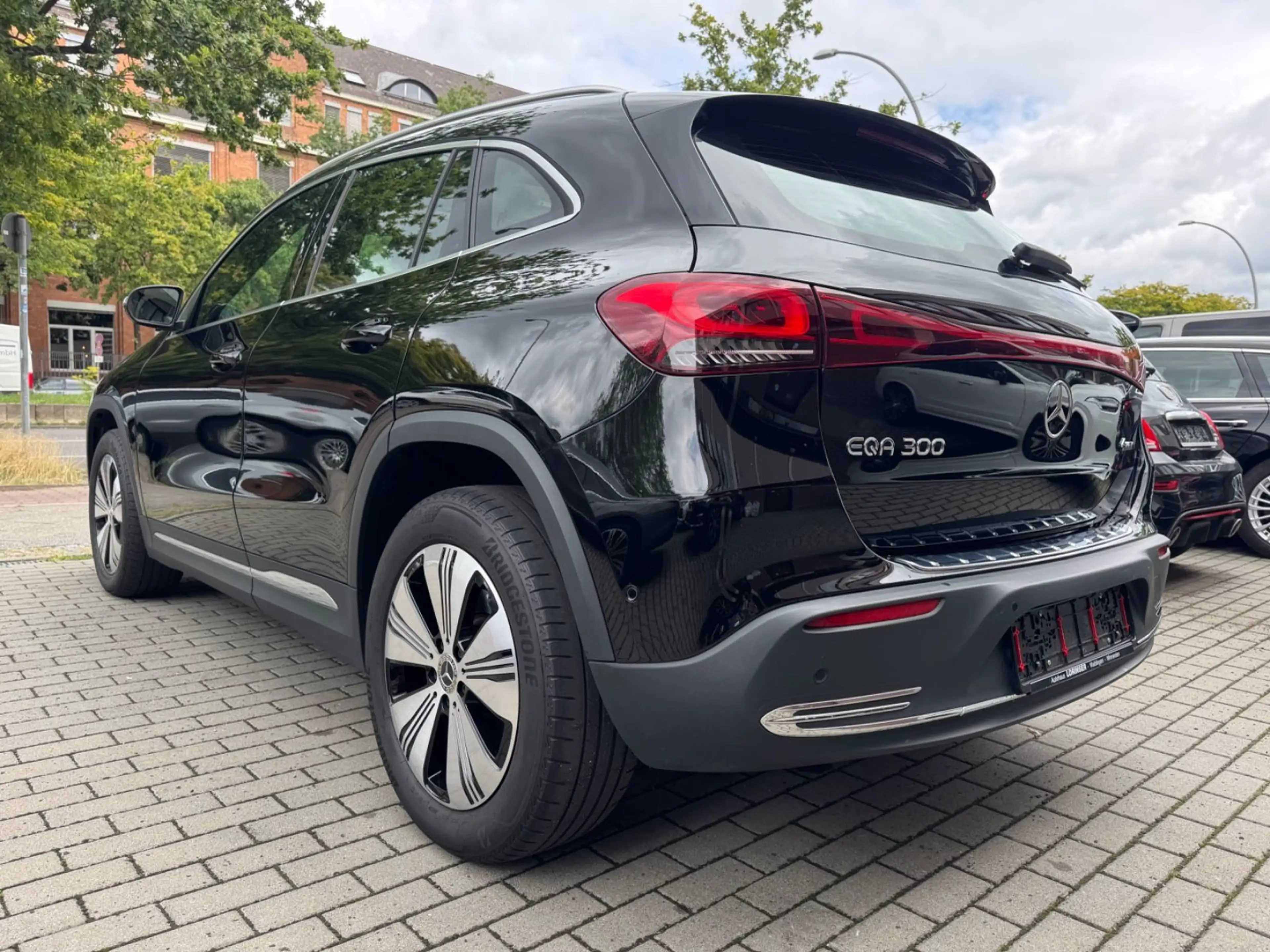 Mercedes-Benz EQA 300 4Matic Pano-LED-AZV — photo 9