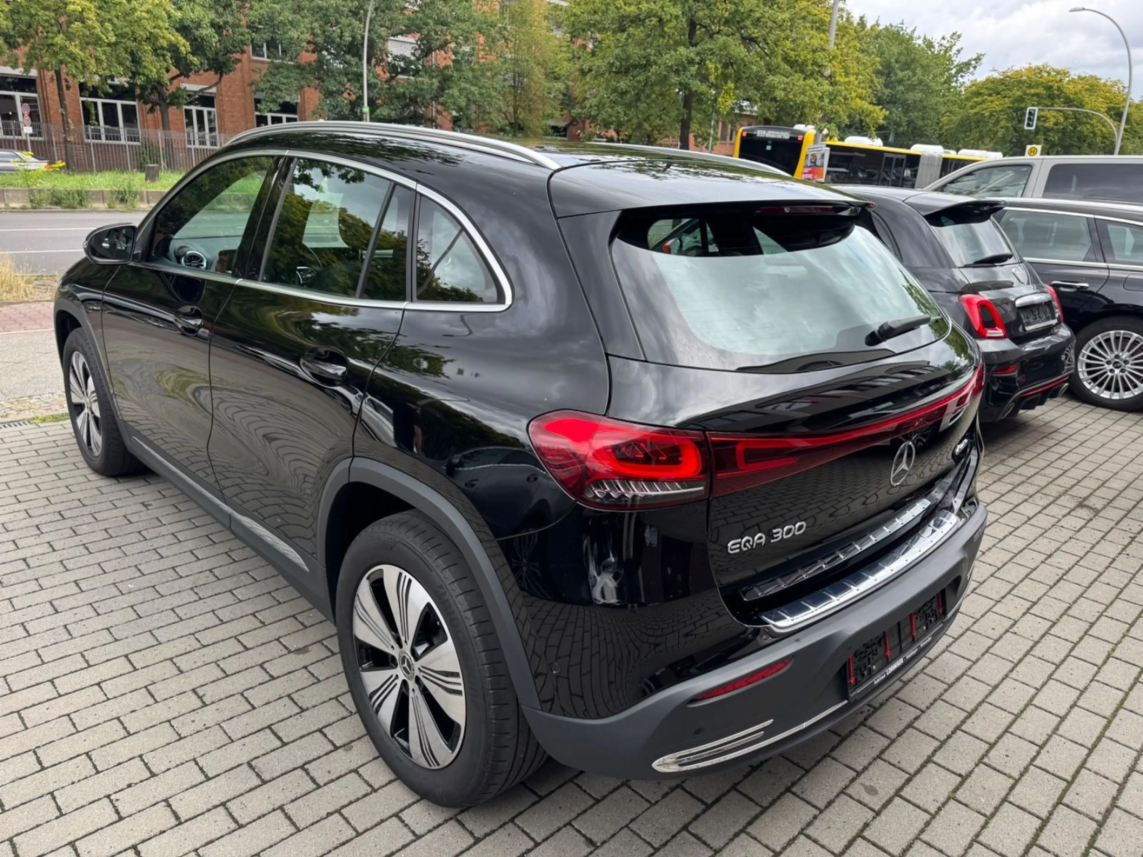Mercedes-Benz EQA 300 4Matic Pano-LED-AZV — photo 8