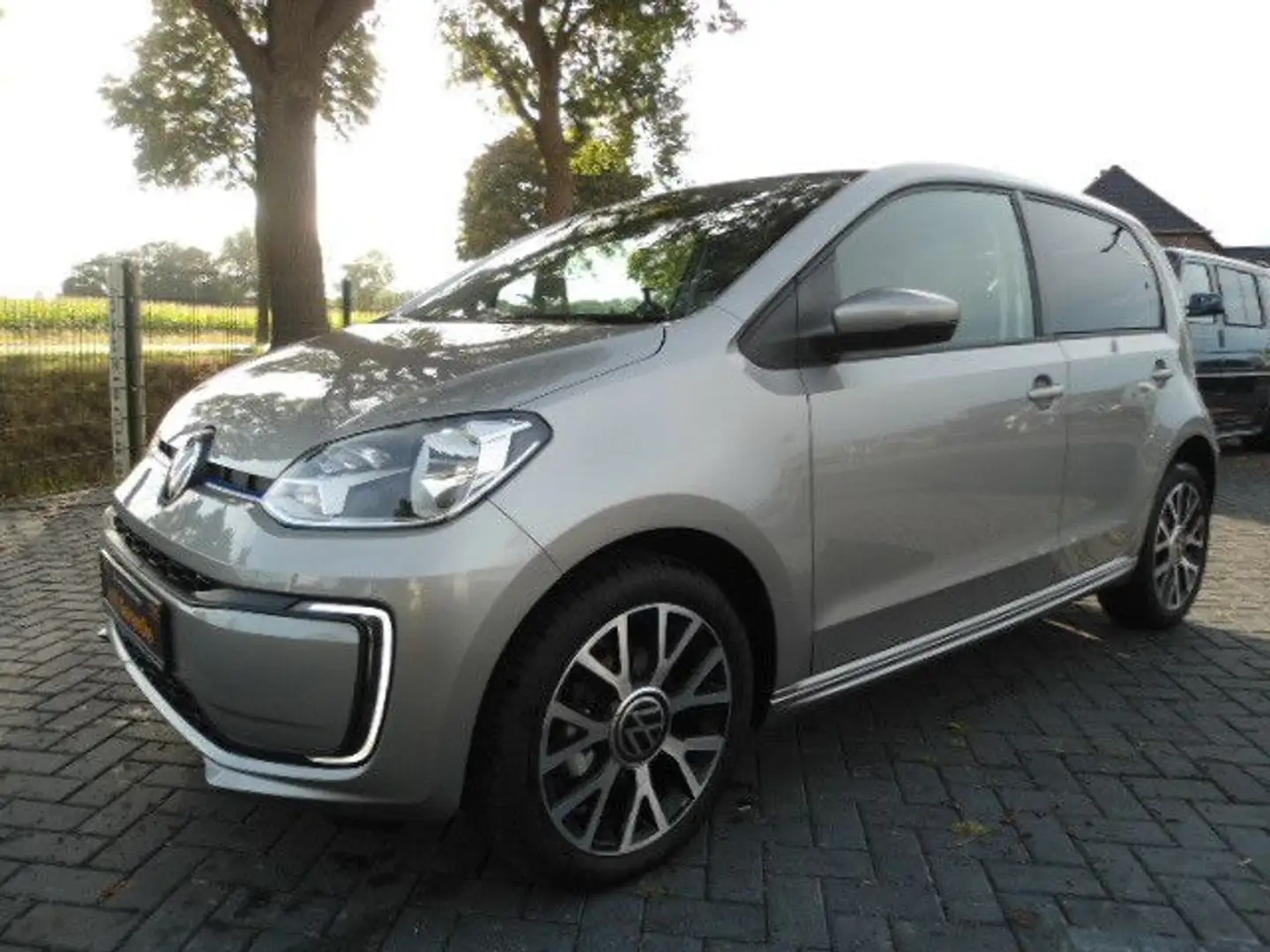 Volkswagen up! Style Plus Argent - 1