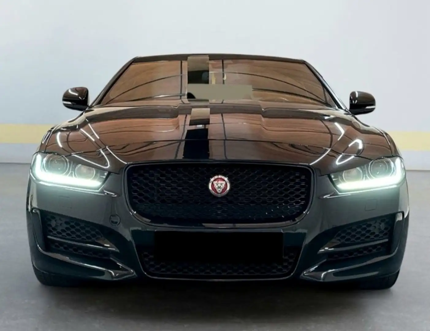 Jaguar XE XE 20t R-Sport Schwarz - 1