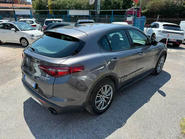 Alfa Romeo Stelvio view 9