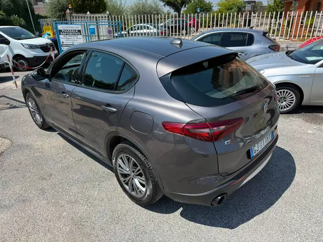 Alfa Romeo Stelvio view 5