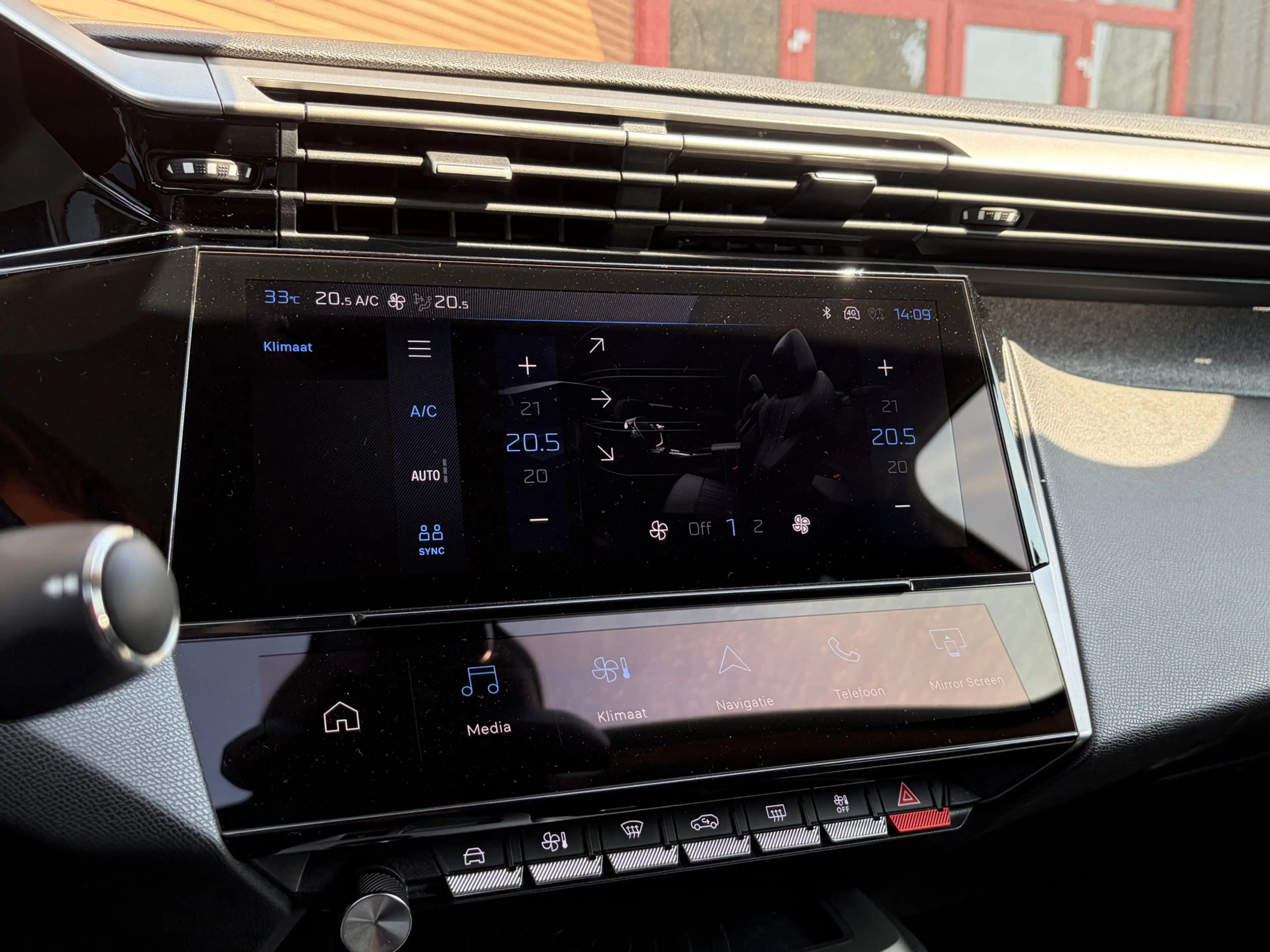 Peugeot 408 1.2 Hybrid 145 e-DCS6 Allure Cruise / Navi / Carpl — photo 36