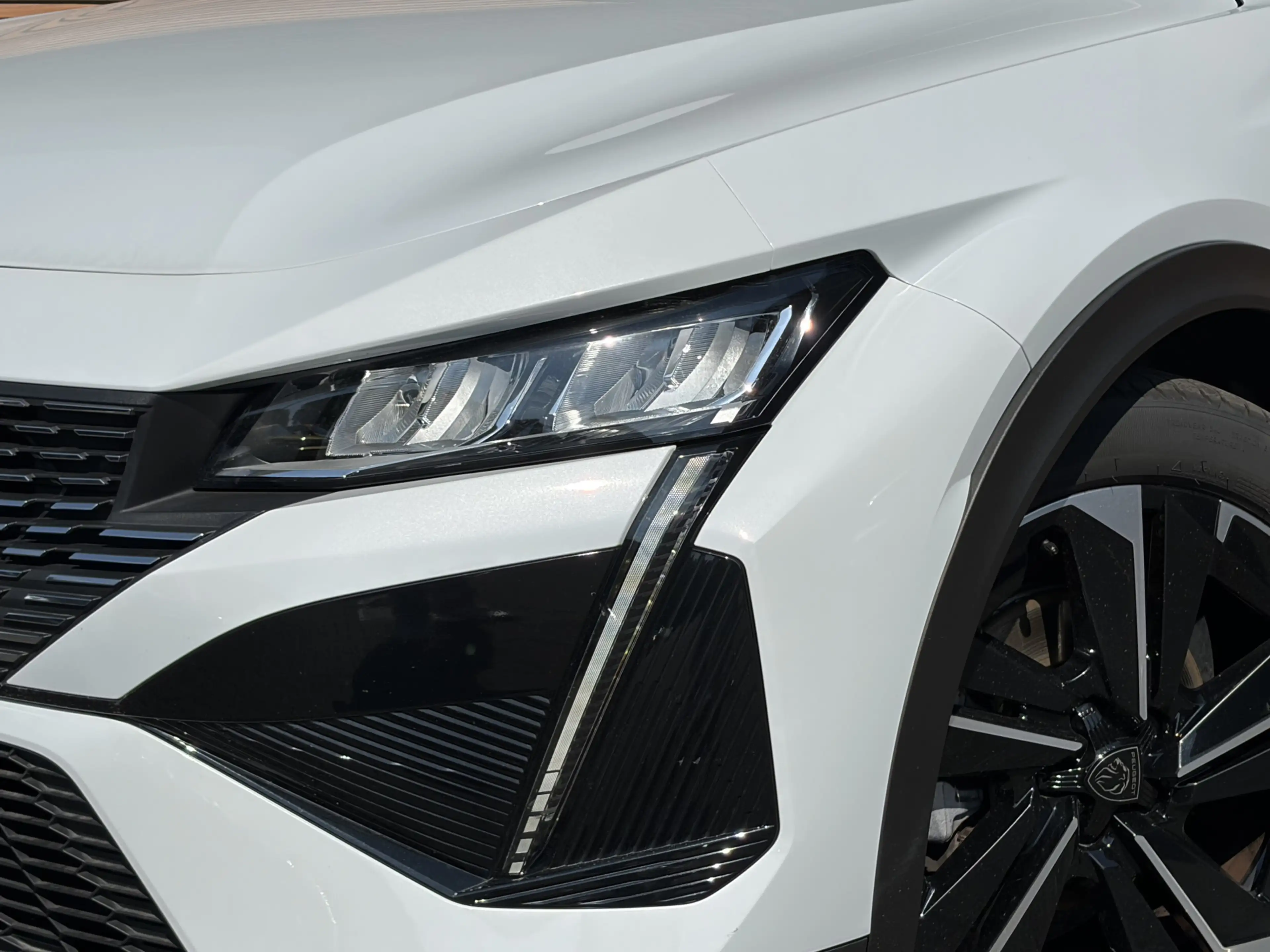 Peugeot 408 1.2 Hybrid 145 e-DCS6 Allure Cruise / Navi / Carpl — photo 10